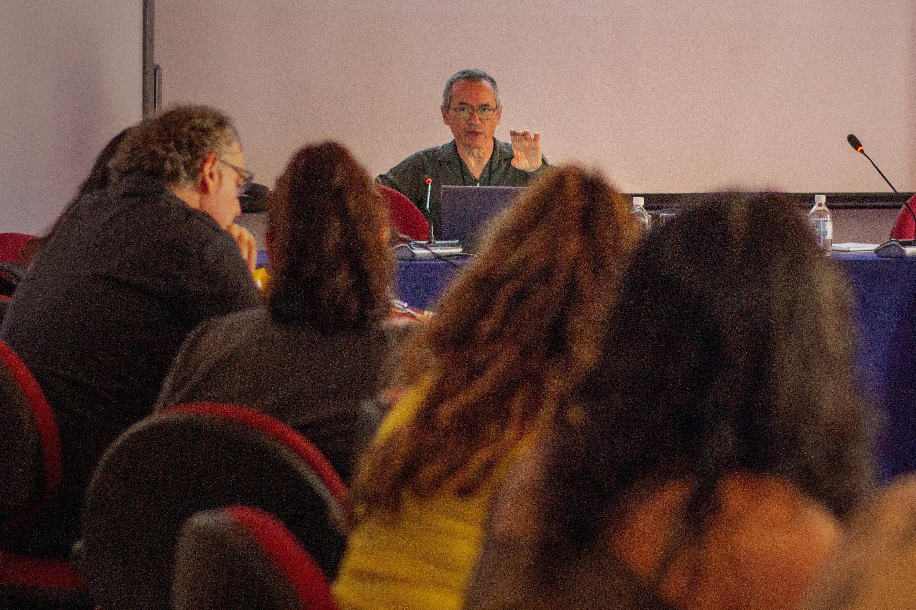 El periodista gráfico Joe Sacco durante el desarrollo del taller 