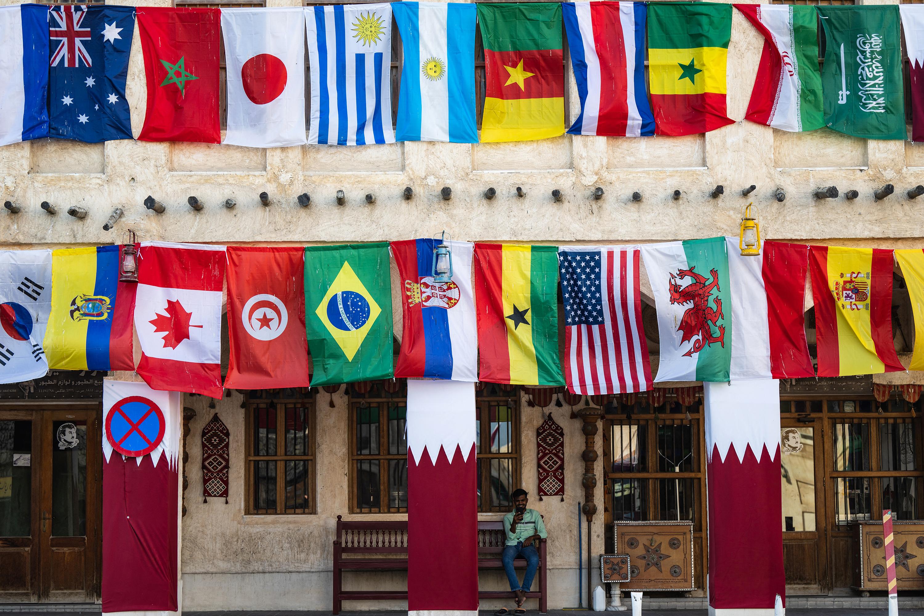 Un hombre descansa en un banco cerca del mercado Souq Waqif en Doha el 17 de noviembre de 2022, antes del torneo de fútbol de la Copa Mundial de Qatar 2022. (Foto de ANDREJ ISAKOVIC / AFP)