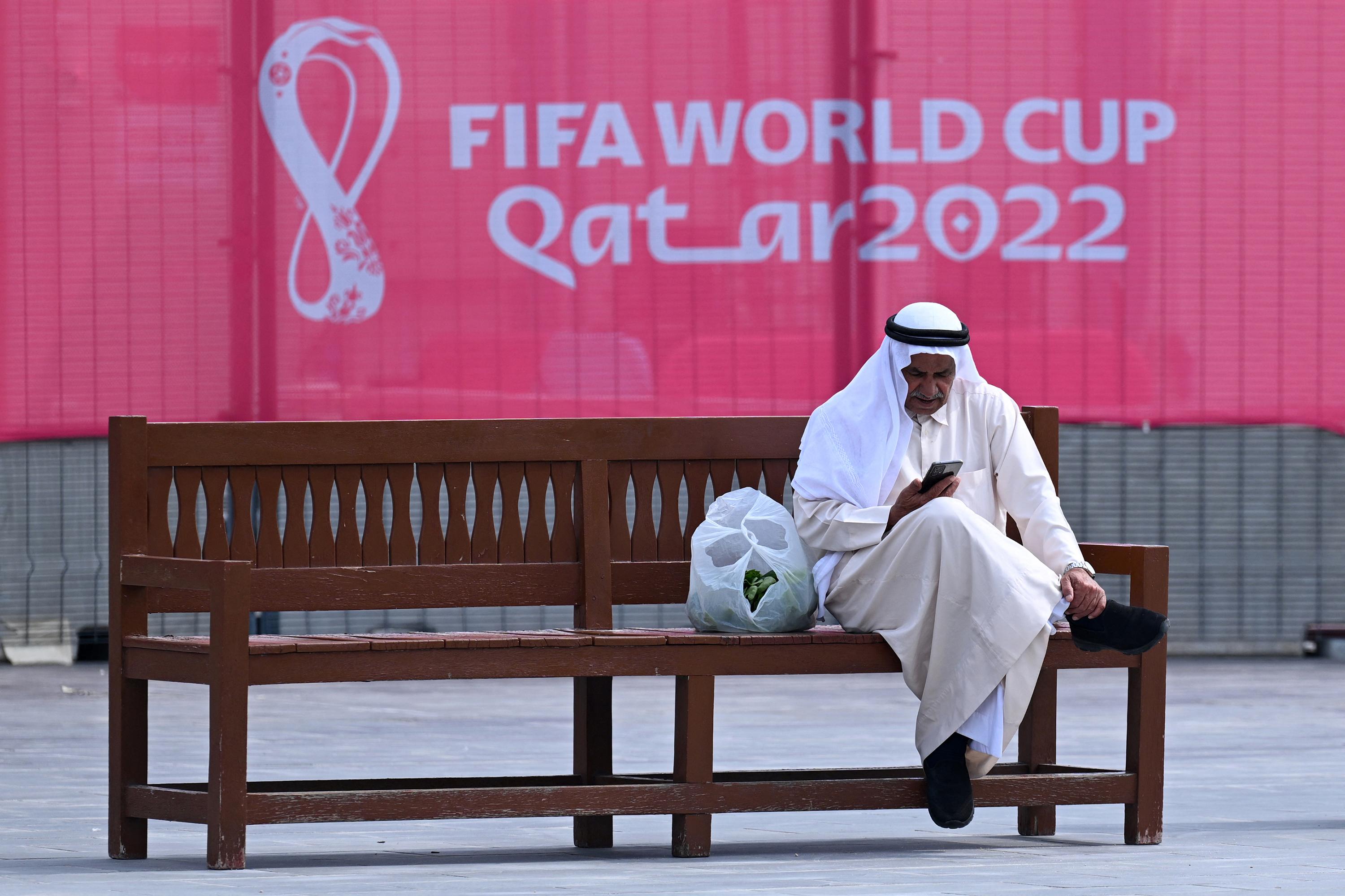 Un hombre usa su teléfono móvil en Doha el 5 de noviembre de 2022, antes del torneo de fútbol de la Copa Mundial de la FIFA Qatar 2022. (Foto de Gabriel BOUYS / AFP)