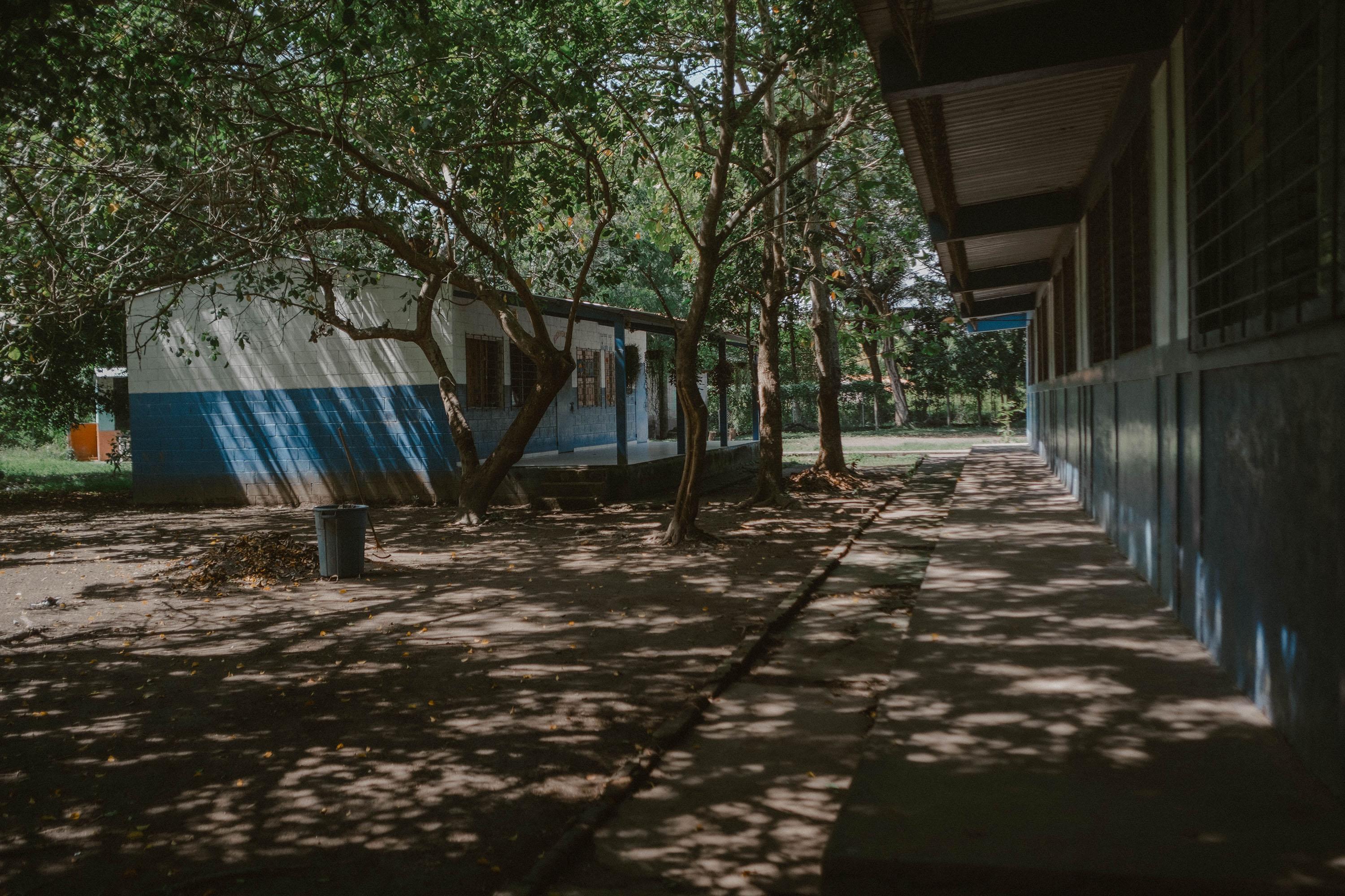 En el Centro Escolar Caserío Lempamar un grupo de alumnos ensayó durante semanas una obra de teatro titulada Reseña Histórica de El Salvador, en la que se dramatizaba momentos de la guerra Civil, como el asesinato de Monseñor Romero, los Acuerdos de Paz y la vida postguerra de la comunidad Amando López. Muchos creen que esa obra, presentada frente a la comunidad el 30 de mayo, terminó de molestar a los soldados que ya venían acosando a los jóvenes desde antes. Foto de El Faro: Carlos Barrera