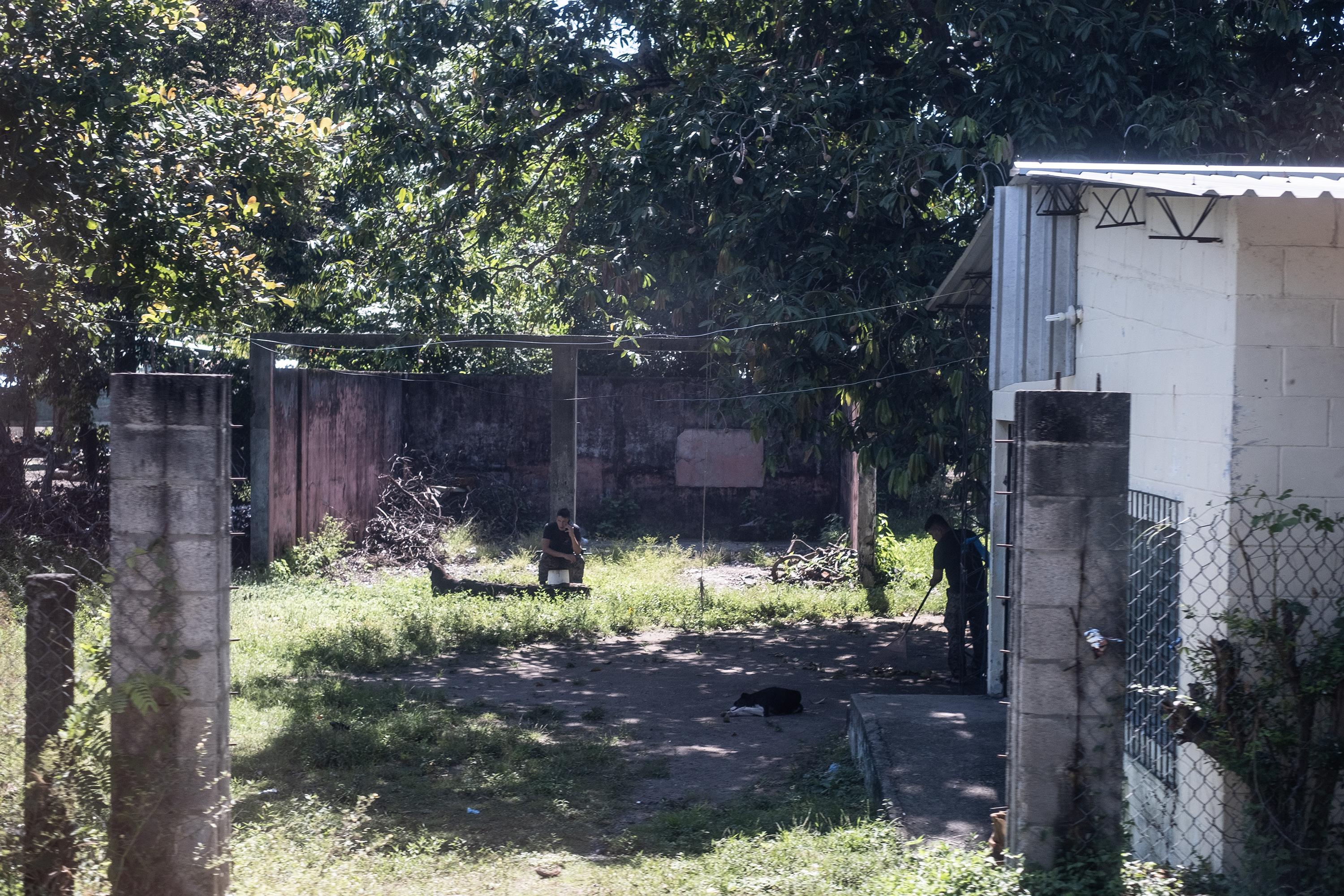 Este es un puesto de descanso de los infantes de Marina de la Fuerza Naval de El Salvador, en San Juan del Gozo, Bajo Lempa. La base está a unos ocho minutos en vehículo de la comunidad Amando López. Los testimonios de las víctimas describieron este como el lugar de las torturas. Foto de El Faro: Carlos Barrera