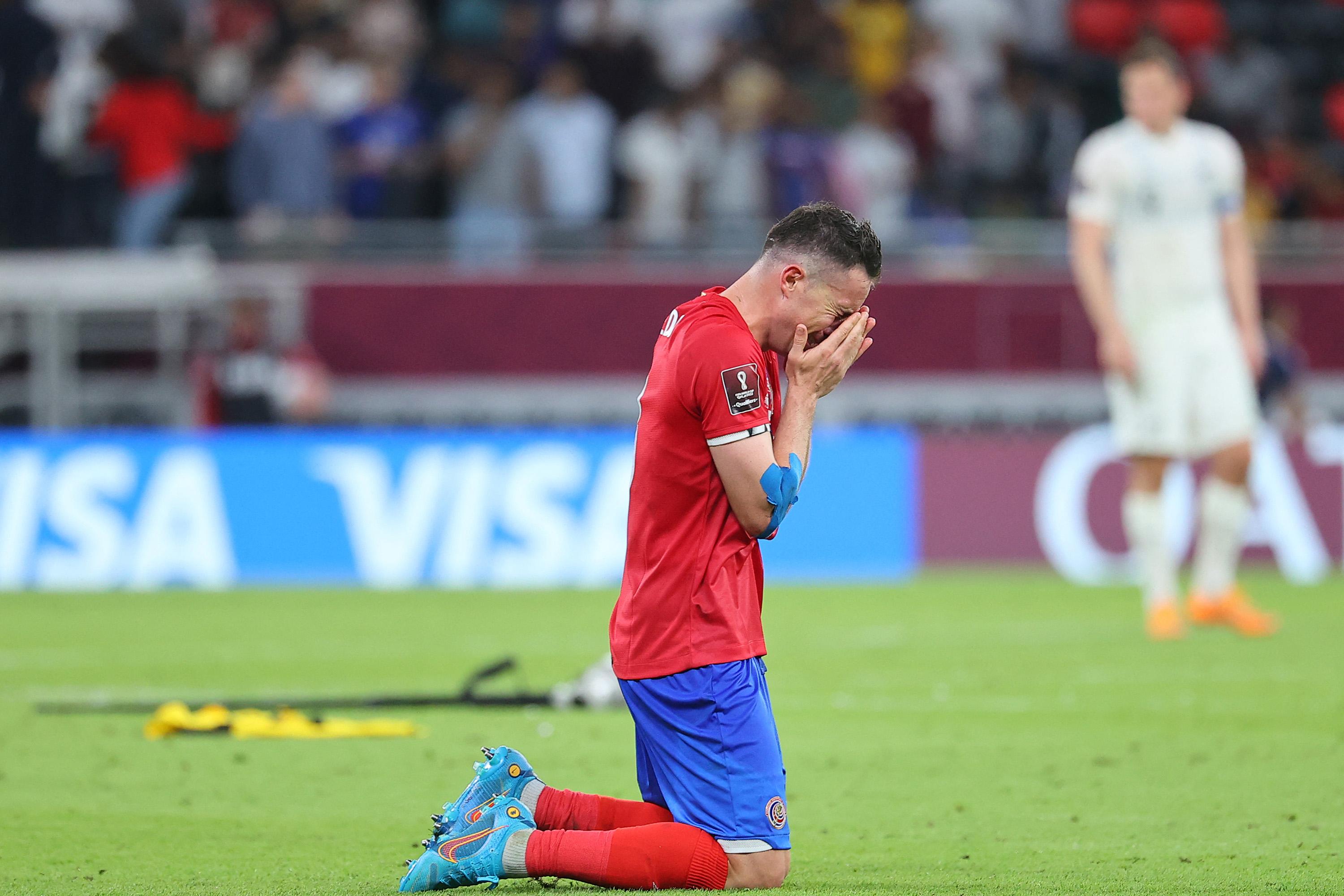 El defensa de Costa Rica Bryan Oviedo reacciona a su triunfo de 1-0 en el partido de repechaje entre Costa Rica y Nueva Zelanda el 14 de junio del 2022 en el Ahmed bin Ali Stadium en la ciudad qatarí Ar-Rayyan. Foto de El Faro: AFP