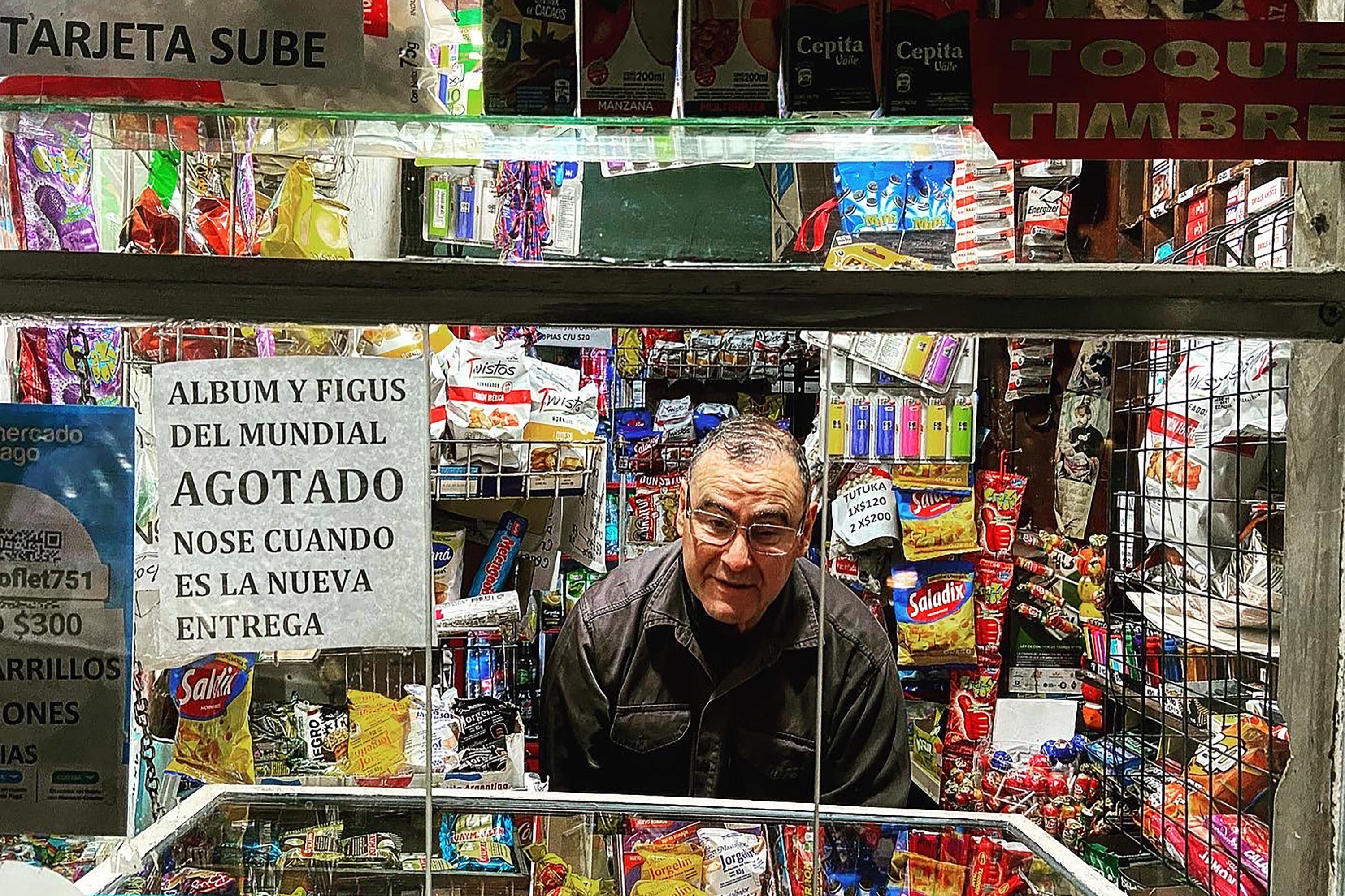 En Buenos Aires los álbumes mundialistas se agotaron. Los dueños de kioscos deben colgar un rótulo para evitar explicar a los clientes que es imposible encontrar álbumes o cromos. Foto de El Faro: Carlos Martínez