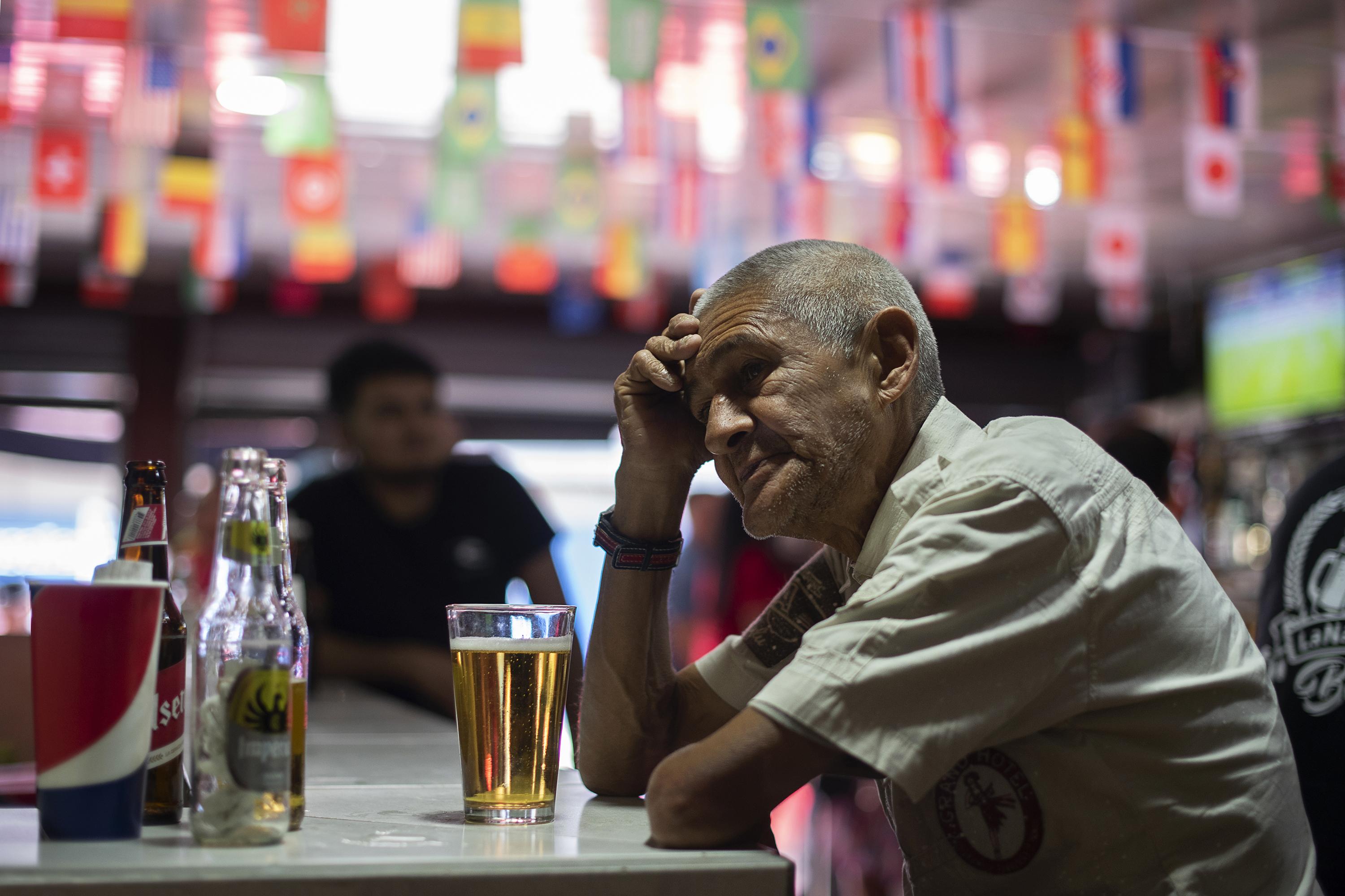 Bar La Navidad, Mercado La Coca-Cola, San José Miércoles 23 de noviembre, debut de la Sele en el mundial de Qatar 2022 contra España Goleada histórica, 7 a 0 a favor de los españoles En la imagen: Pedro Miguel Hernández