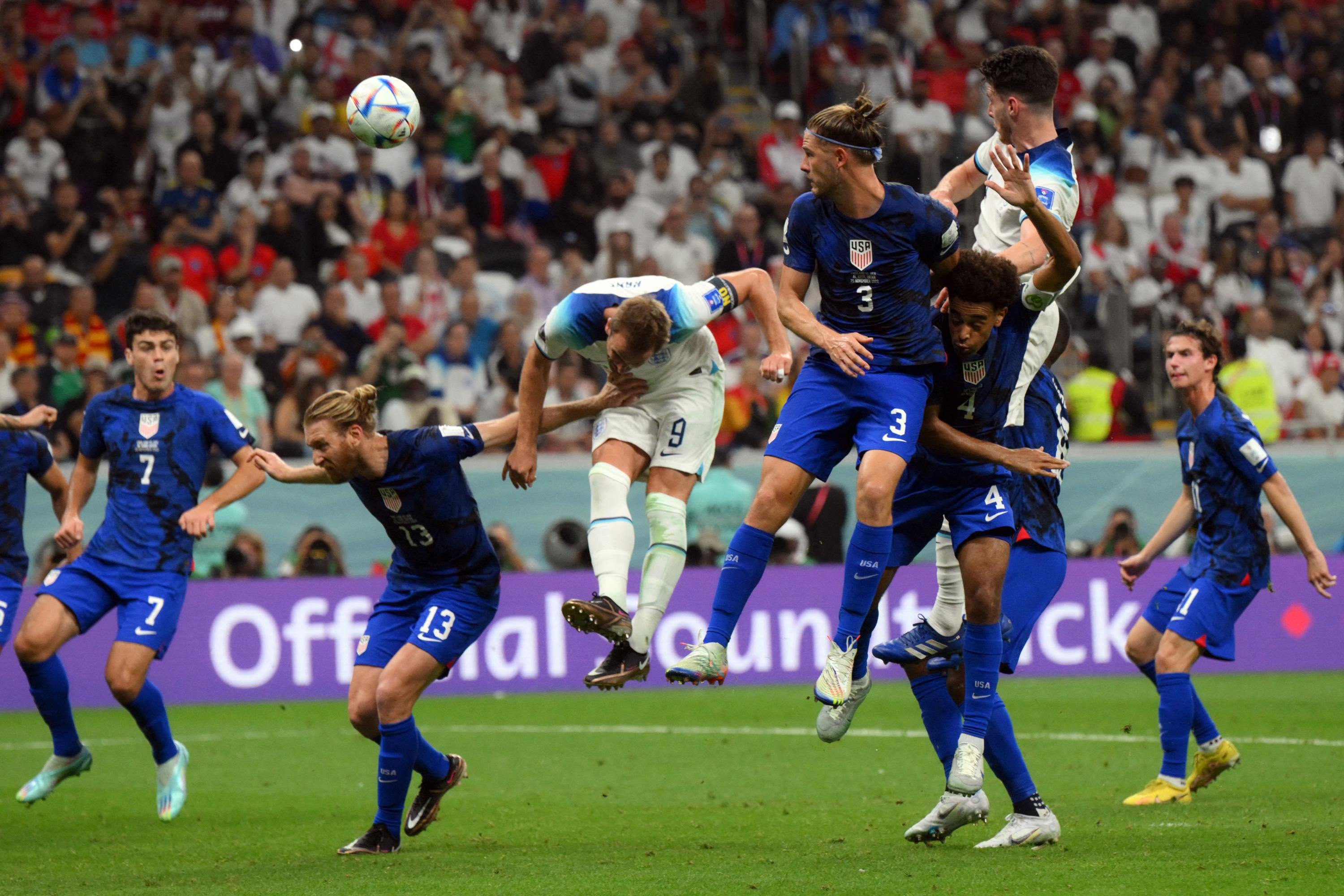 El delantero de Inglaterra #09 Harry Kane (C) intenta anotar durante el partido de fútbol del Grupo B de la Copa Mundial de Qatar 2022 entre Inglaterra y Estados Unidos en el Estadio Al-Bayt en Al Khor, al norte de Doha el 25 de noviembre de 2022. (Foto de Paul ELLIS / AFP).