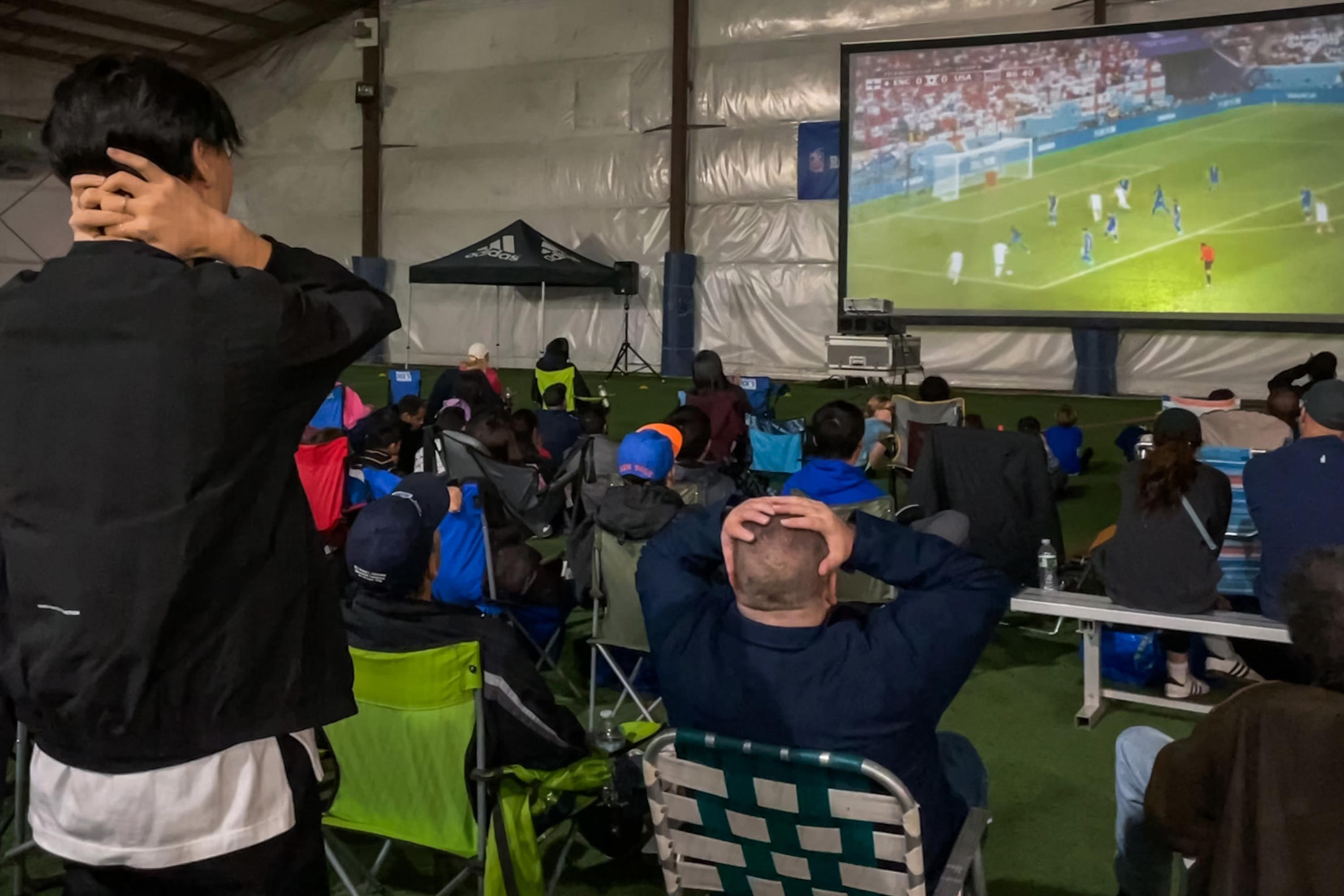 Unas 166 millones de personas planeaban comprar en el fin de semana de Acción de Gracias, según la Federación Nacional de Minoristas, citada por la agencia Reuters. Menos del 10 % de esa cantidad están siguiendo la Copa Mundial por televisión en Estados Unidos. En Estados Unidos, el fútbol sigue siendo un deporte de nicho: solo un 21.6 % de la población adulta dijo que sigue el deporte en una encuesta conducida por Statista entre junio de 2021 y julio de 2022. Foto de El Faro: Nelson Rauda.