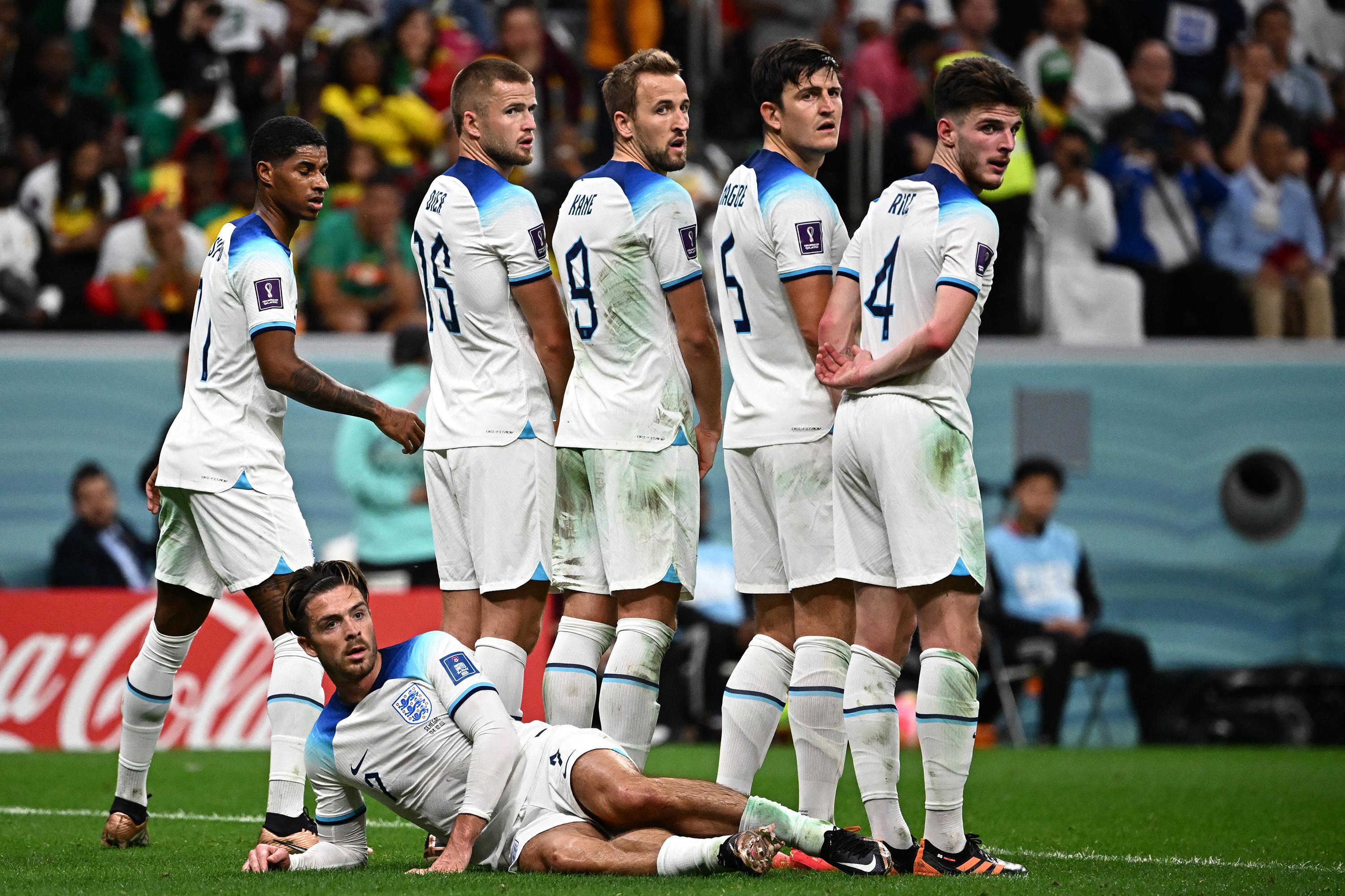 El delantero de Inglaterra #07 Jack Grealish se acuesta detrás de la pared durante el partido de fútbol de octavos de final de la Copa Mundial de Qatar 2022 entre Inglaterra y Senegal en el estadio Al-Bayt en Al Khor, al norte de Doha el 4 de diciembre de 2022 (Foto de Anne-Christine POUJOULAT / AFP).