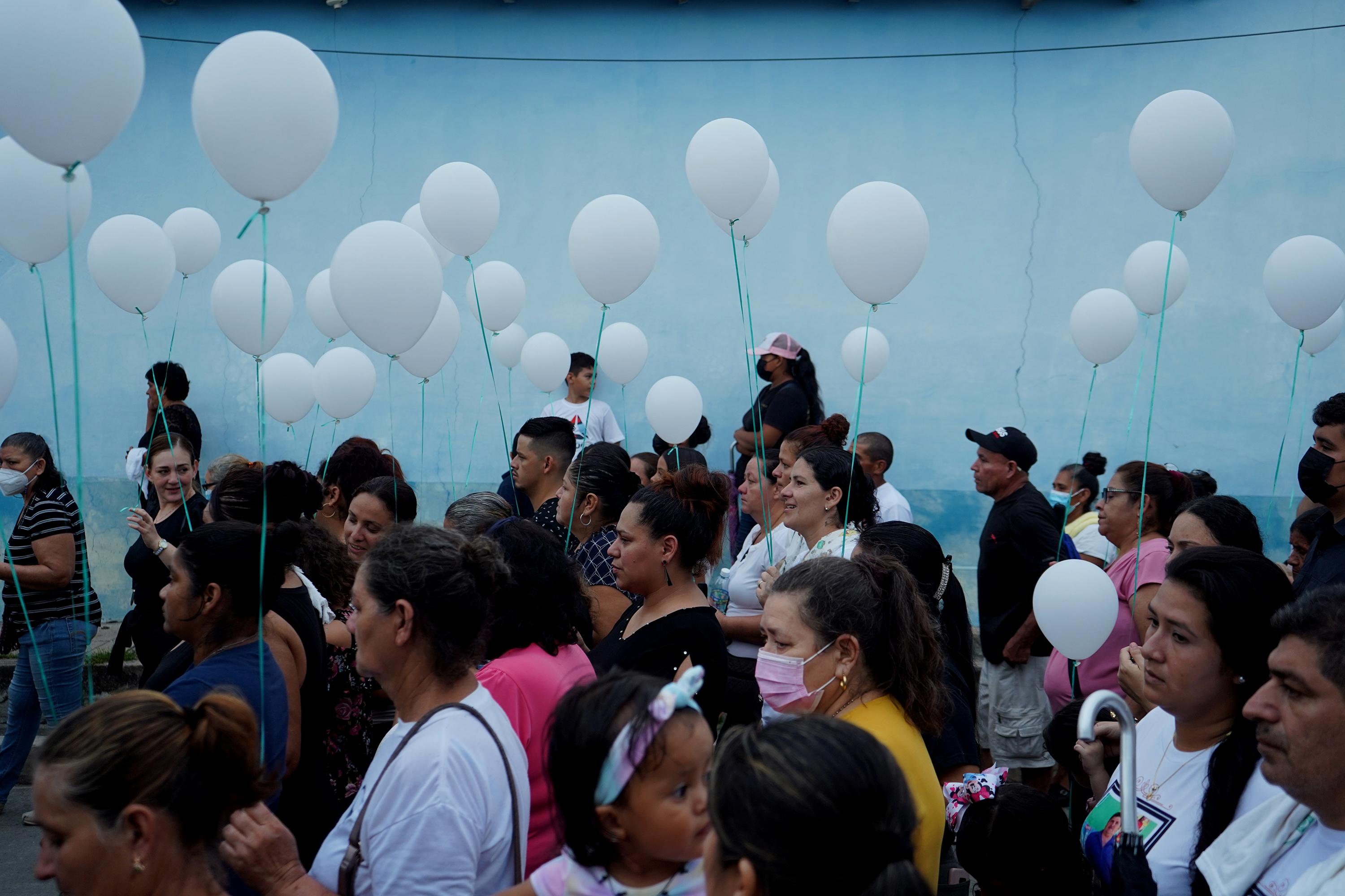 Familiares y habitantes de La Reina, Chalatenango, acompañan el sepelio de Don Paco, el viernes 26 de agosto 2022. Don Paco, de 64 años,  fue capturado frente a su vivienda durante el Régimen de Excepción, y murió el 24 de agosto en el Centro Penitenciario La Esperanza (Mariona). Dos meses después de su captura regresó a su casa muerto, con golpes y ematomas en su cabeza y el cuerpo. Una multitud caminó para despedirlo en el cementerio de este municipio del norte de El Salvador. La razón de su captura fue que había sido acusado previamente de colaborar con las pandillas, así como había aido absuelto de esos cargos por un juez y una Cámara. Foto de El Faro: Víctor Peña. 