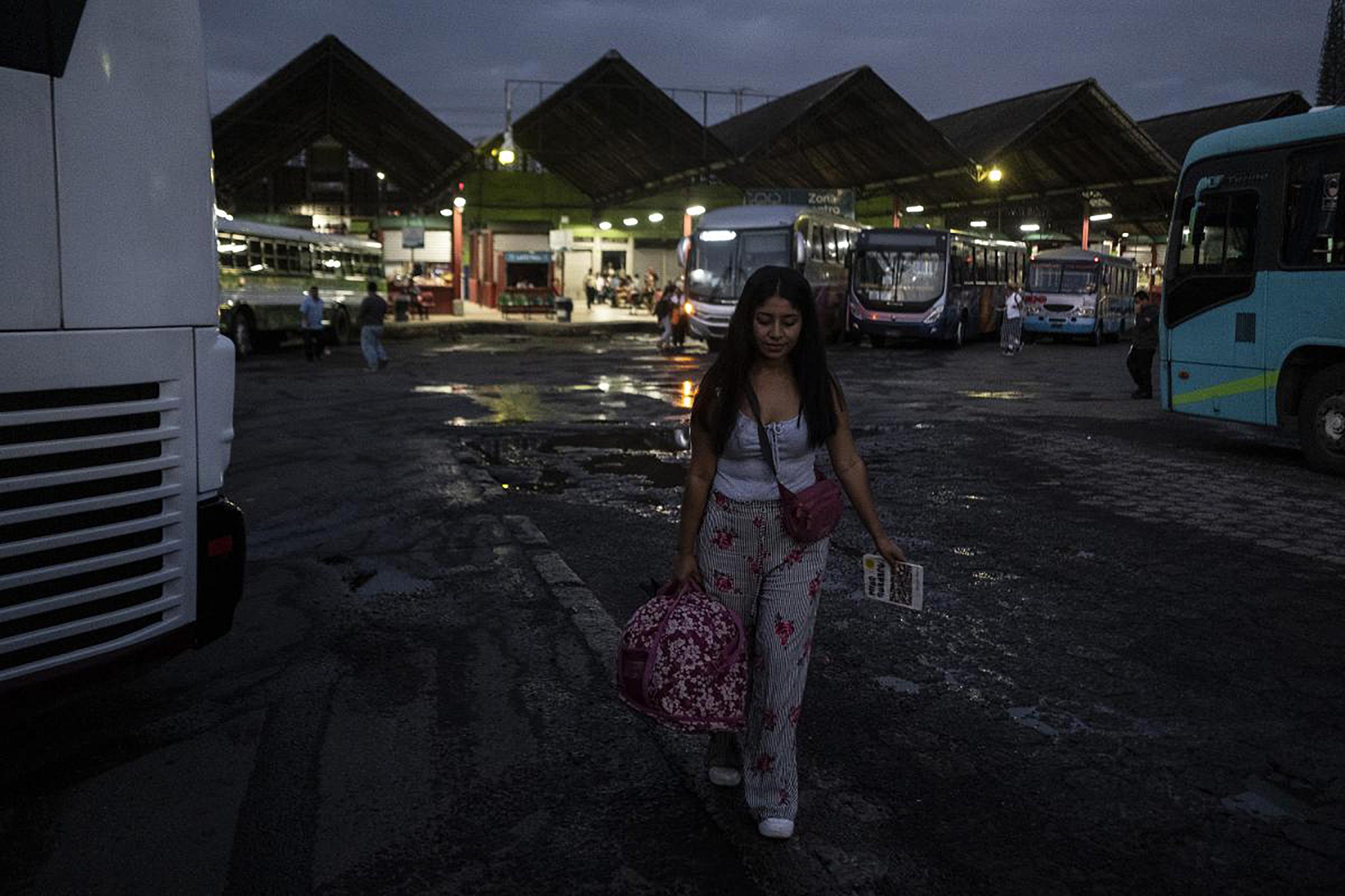 El nombre de Josselyn Palacios, de 24 años, se viralizó el 19 de julio de 2022 luego de que diversos medios dieran cobertura a  una marcha  en la que decenas de personas protestaban por la detención de uno o varios de sus familiares durante el  Régimen de Excepción , que hasta la fecha y según datos oficiales registra más de 47,000 capturados. En la marcha, Josselyn acusó a la Policía por la detención arbitraria de su hermano Gerson de Jesús Palacios, de 26 años, quien fue capturado el 15 de abril cerca de su zona residencial y que hasta la fecha no ha recobrado su libertad. Los videos y fotos de Josselyn, en los que gritaba consignas de libertad para los detenidos bajo el régimen, inundaron las redes sociales. 