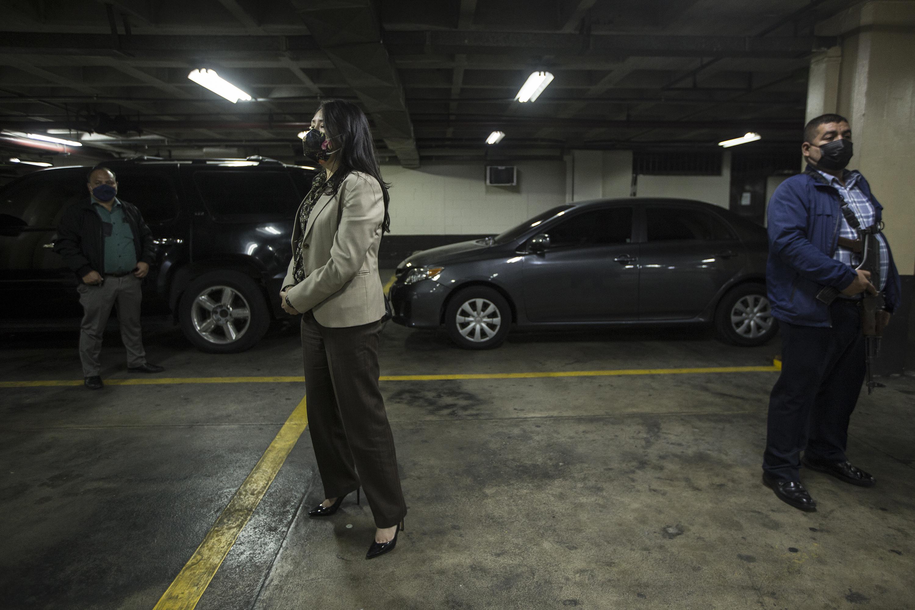 Erika Aifán, jueza de Mayor Riesgo, de Guatemala, es custodiada por su equipo de seguridad, en el sótano de la Torre de Tribunales de la Ciudad de Guatemala, el 16 de febrero de 2022. Aifán renunció a su cargo en marzo y abandonó Guatemala para buscar asilo en a Washington D.C., después de una fuerte persecución y amenazas de los grupos de poder y el Estado guatemalteco. Foto de El Faro: Víctor Peña.