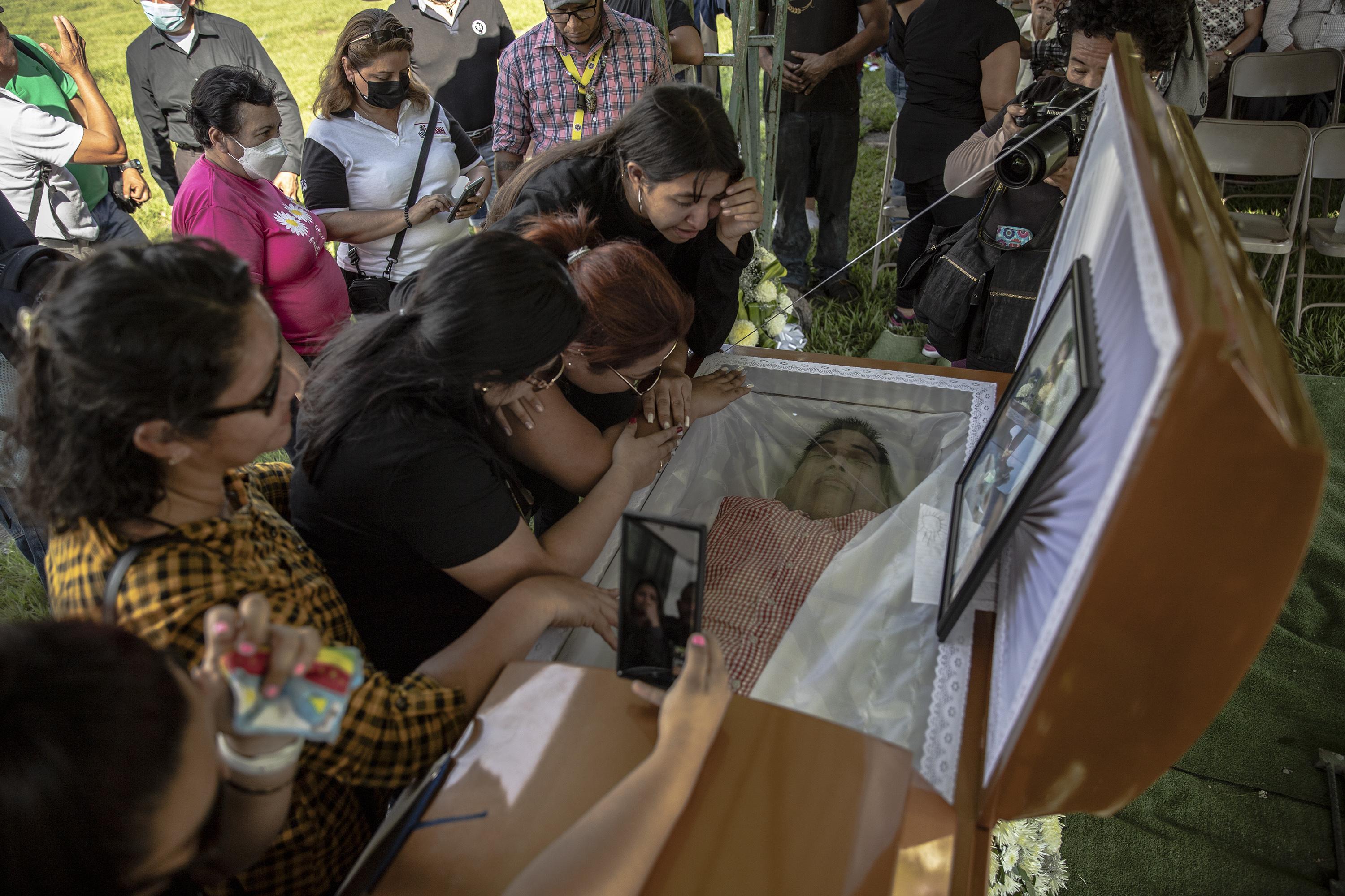 La audiencia especial de revisión de medidas no llegó a tiempo para José Leónidas Bonilla, quién fue capturado el 26 de abril del 2022 debido al Régimen de Excepción mientras se encontraba en su casa, que recientemente había adquirido atreves del Fondo Social para la Vivienda, en San Juan Opico. A Bonilla le imputaron el delito por el cual se han capturado a miles de salvadoreños, asociaciones ilícitas. Cuando lo capturaron, José ya tenía padecimiento de la presión arterial y el corazón, por lo que necesitaba de medicamentos para mantener la estabilidad física, dichos medicamentos no fueron proporcionados durante los más de cuatro meses de detención en el penal de Mariona, comentaron sus familiares, ya que a finales de agosto a Bonilla lo trasladaron penal al hospital Zacamil debido a un Síndrome Coronario siendo un daño colateral sufrido por la falta de medicamentos. De Zacamil fue trasladado un par de días después a la Unidad de Cuidados Intensivos covid-19 del Hospital Rosales debido a complicaciones por el contagio del virus, la familia no sabe si del penal salió contagiado o si el virus fue adquirido en el Hospital Nacional Zacamil. José Bonilla entró en una lista que lleva más de 80 nombres de personas fallecidas en poder del gobierno del presidente Bukele durante el Régimen de Excepción. Murió el 3 de septiembre debido a fallas en su corazón, cerebro, riñones e hígado, dijeron los doctores a familiares encargados. Su funeral se realizó el lunes 5 de septiembre, el mismo día en el que había sido programada la audiencia especial de revisión de medidas que la familia solicitó para que Bonilla tuviera acceso a sus medicamentos. 