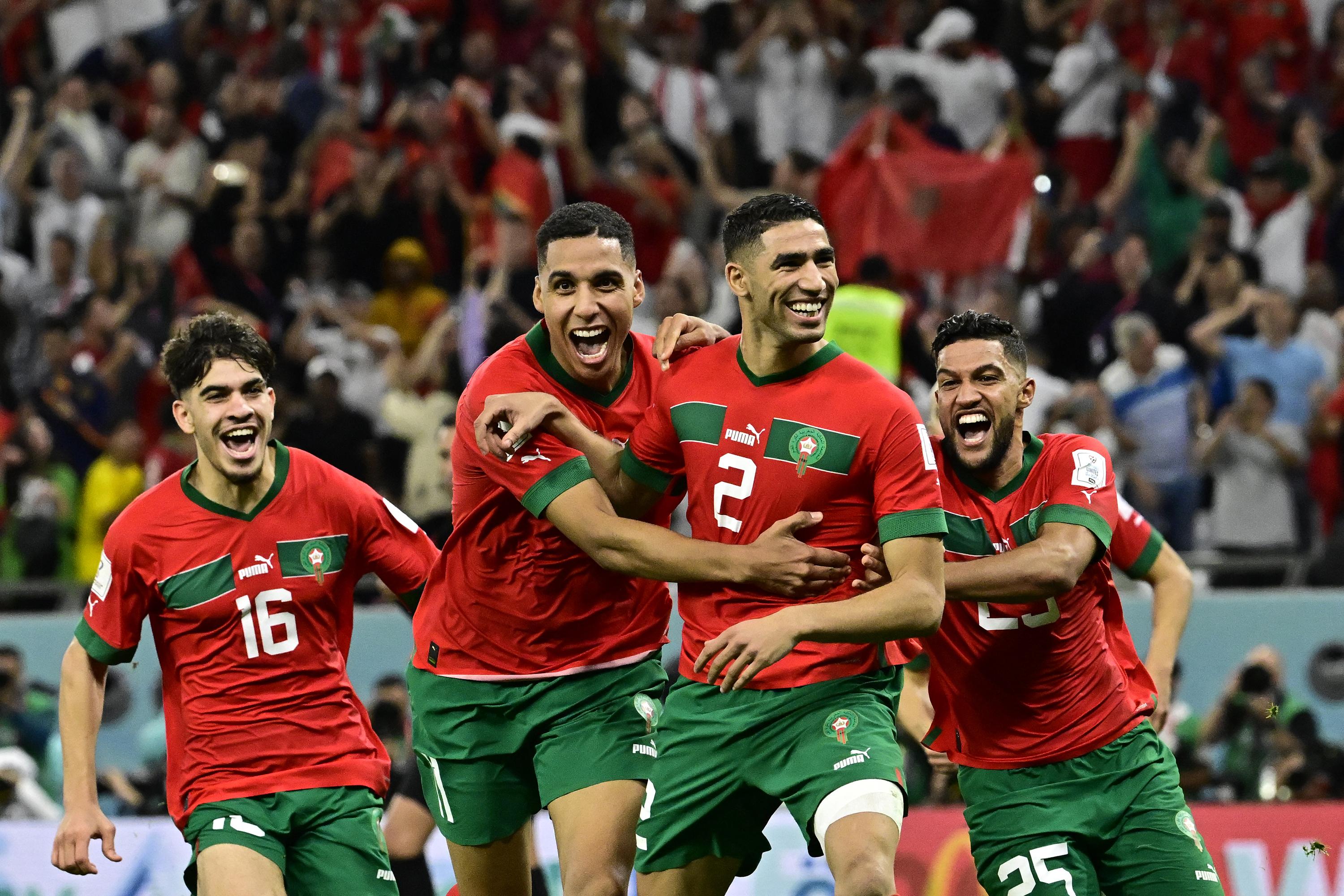 El defensor de Marruecos #02 Achraf Hakimi (2do R) celebra con sus compañeros de equipo después de convertir el último penalti durante la tanda de penaltis para ganar el partido de fútbol de octavos de final de la Copa Mundial de Qatar 2022 entre Marruecos y España en el Education City Stadium en Al-Rayyan, al oeste de Doha el 6 de diciembre de 2022. (Foto de JAVIER SORIANO / AFP).