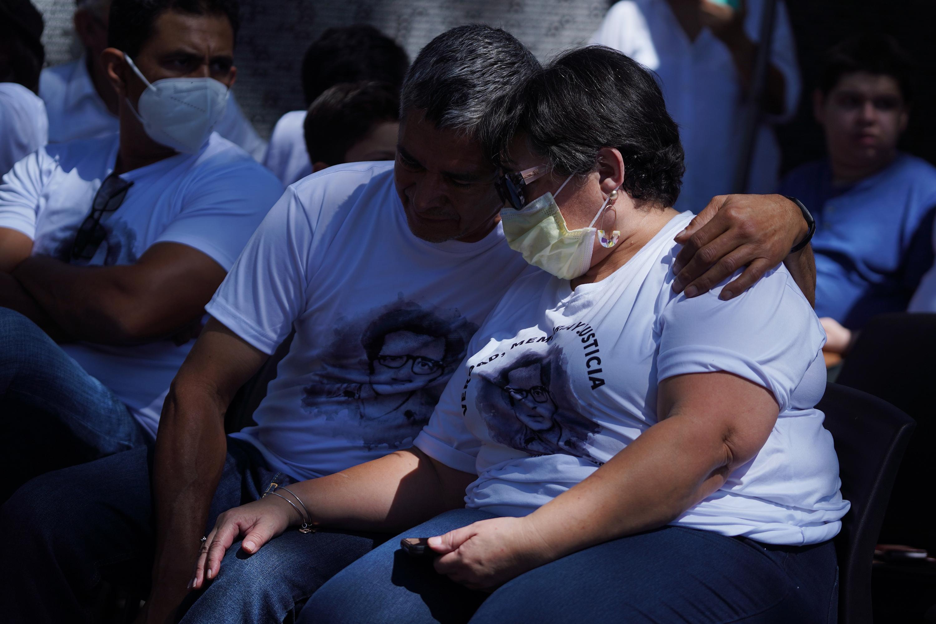 Mario Orellana, de 58 años, consuela a Fresia Arévalo, su esposa de 56 y tercera hija de Efraín Arévalo, durante la lectura de cartas para su padre. Ambos migraron a Estados Unidos durante la guerra y ahora viven en Salt Lake City, en el estado de Utah. Mario conoció a la familia Arévalo en 1976 y vivió la desaparición de Efraín, y también ha acompañado la búsqueda durante los últimos 45 años. “Ya nos habíamos resignado a nunca saber nada de él, pero ahora que tenemos respuesta le queremos dar una cristiana despedida, como lo hubiera querido su madre y sus esposa”, dice Mario. En 2017, Carlos Efraín Orellana, hijo de Mario y Fresia, conoció a la directora del Centro para los Derechos Humanos de la Universidad de Washington, en Seattle, Angelina Godoy, a quien comentó el caso de su abuelo desaparecido en 1977. En junio de 2019, Godoy solicitó que se desclasificaran los documentos sobre desaparición forzada que involucran a la Policía Nacional y a la Guardia Nacional de El Salvador, entre enero de 1975 y diciembre de 1980, y que estaban en poder de la Agencia Central de Inteligencia de Estados Unidos (CIA). En septiembre de 2022, esos documentos confirmaron el asesinato de Efraín en 1978.