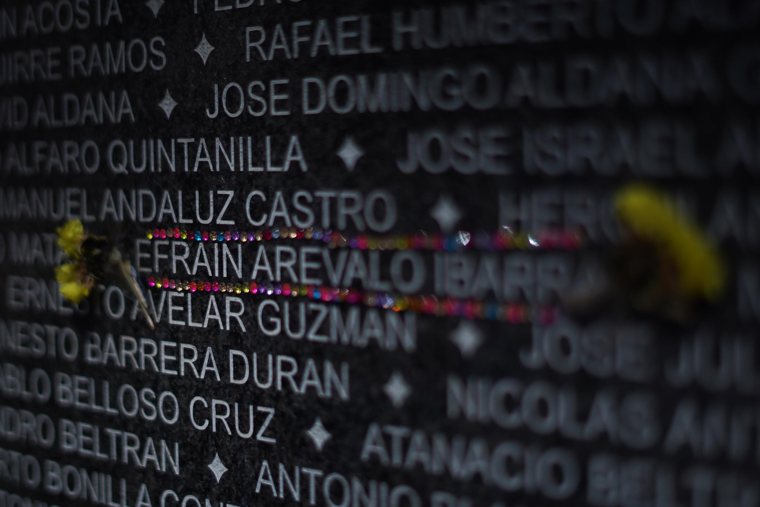 El nombre de Efraín se lee en medio de los más de 600 nombres de desaparecidos entre 1970 y 1979, en el Monumento a la Memoria y la Verdad, en el parque Cuscatlán. “Este acto es el cierre y la sanidad de nuestros corazones”, dijo frente al mural Roberto Castillo, sobrino de Efraín Arévalo, que en 1977, cuando tenía ocho años, acompañó a su abuela a las morgues y a lugares donde las autoridades reportaban fallecidos, para confirmar si era el cuerpo de su tío. Roberto también cuenta que su abuela se sentaba todos los días en la puerta de su casa a esperar que Efraín. Eran Originarios del municipio de Santa Elena, en el departamento de Usulután, donde el Ejército masacró a más de 30 personas en 1981.