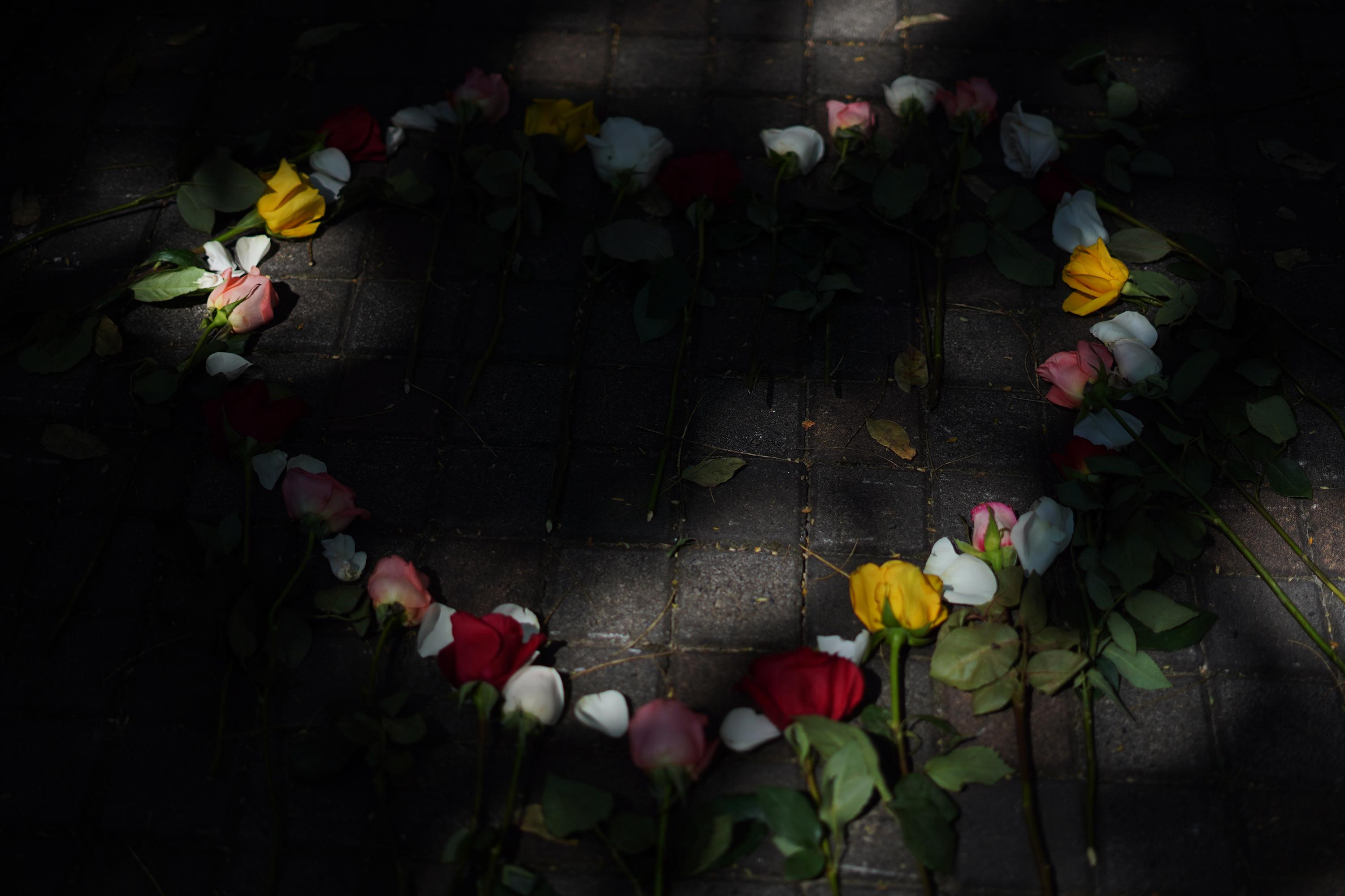 Al final de la ceremonia, la familia y sus allegados, uno por uno, dedicaron frases y colocaron rosas al pie del Monumento a la Memoria y La Verdad para celebrar el cumpleaños y el funeral de Efraín Arévalo Ibarra. Los Arévalo siguen en el proceso de búsqueda, con la esperanza de encontrar los restos de Efraín.