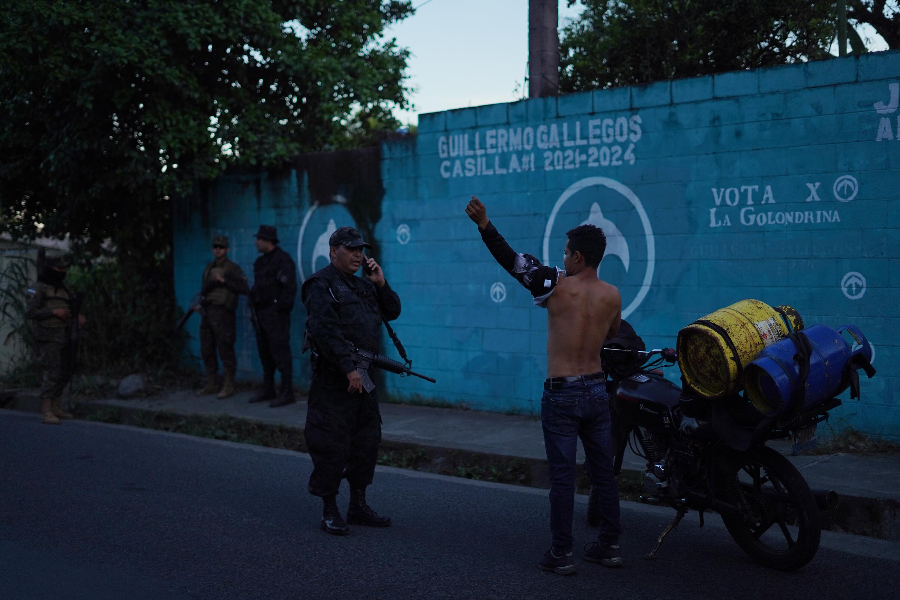 Policía y Ejército han establecido un retén permanente sobre la calle principal que conduce el Reparto Campaneras, en el municipio de Soyapango. Este sector ha sido uno de los más violentos del departamento de San Salvador y ha estado bajo el control de las pandillas. Foto de El Faro: Víctor Peña. 