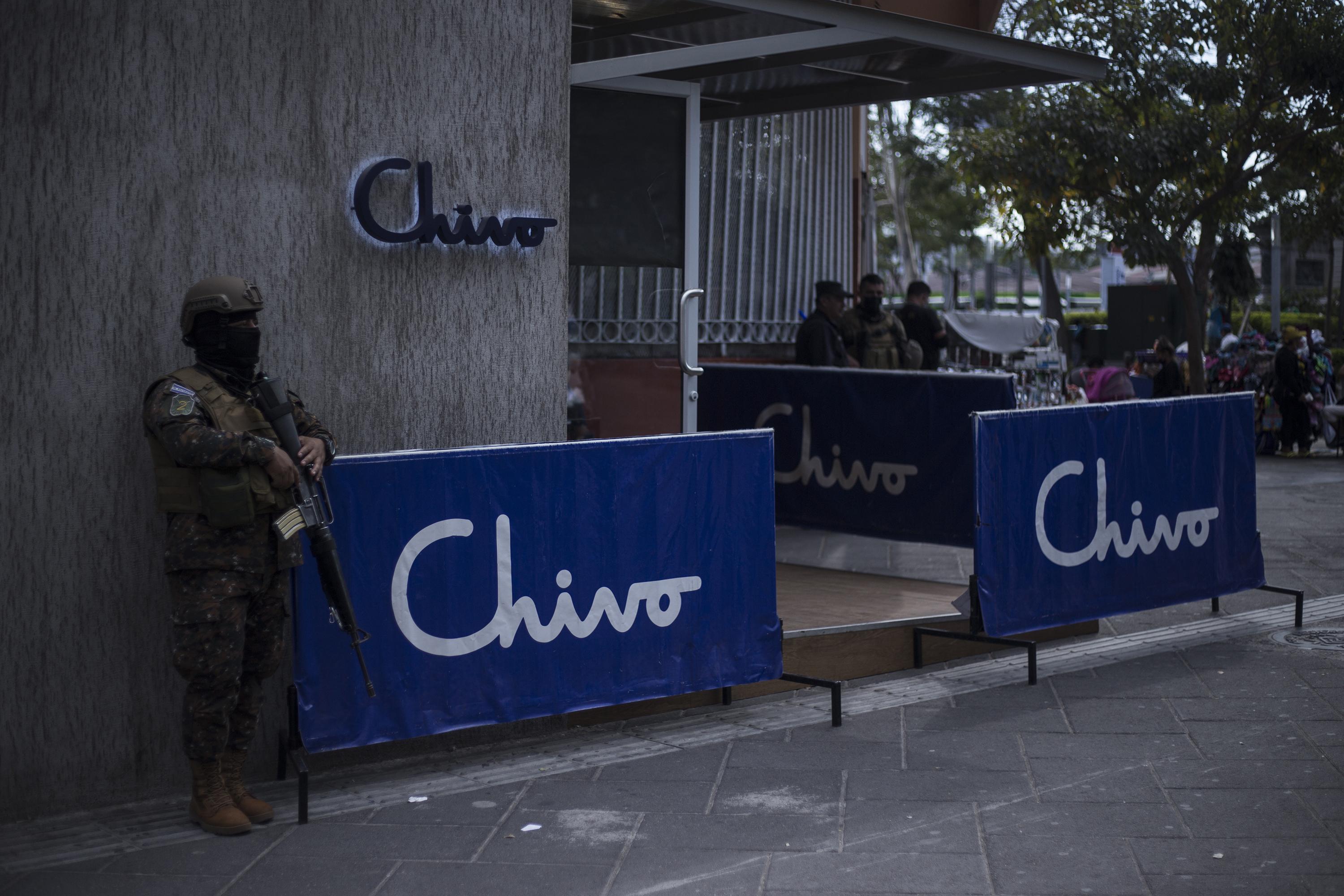 El cajero Chivo frente a la plaza Barrios en el Centro capitalino fue reconstruido luego de que en septiembre de 2021 el original fuera incendiado por manifestantes que rechazaban la instalación de la criptomoneda en el país. Foto de El Faro: Víctor Peña