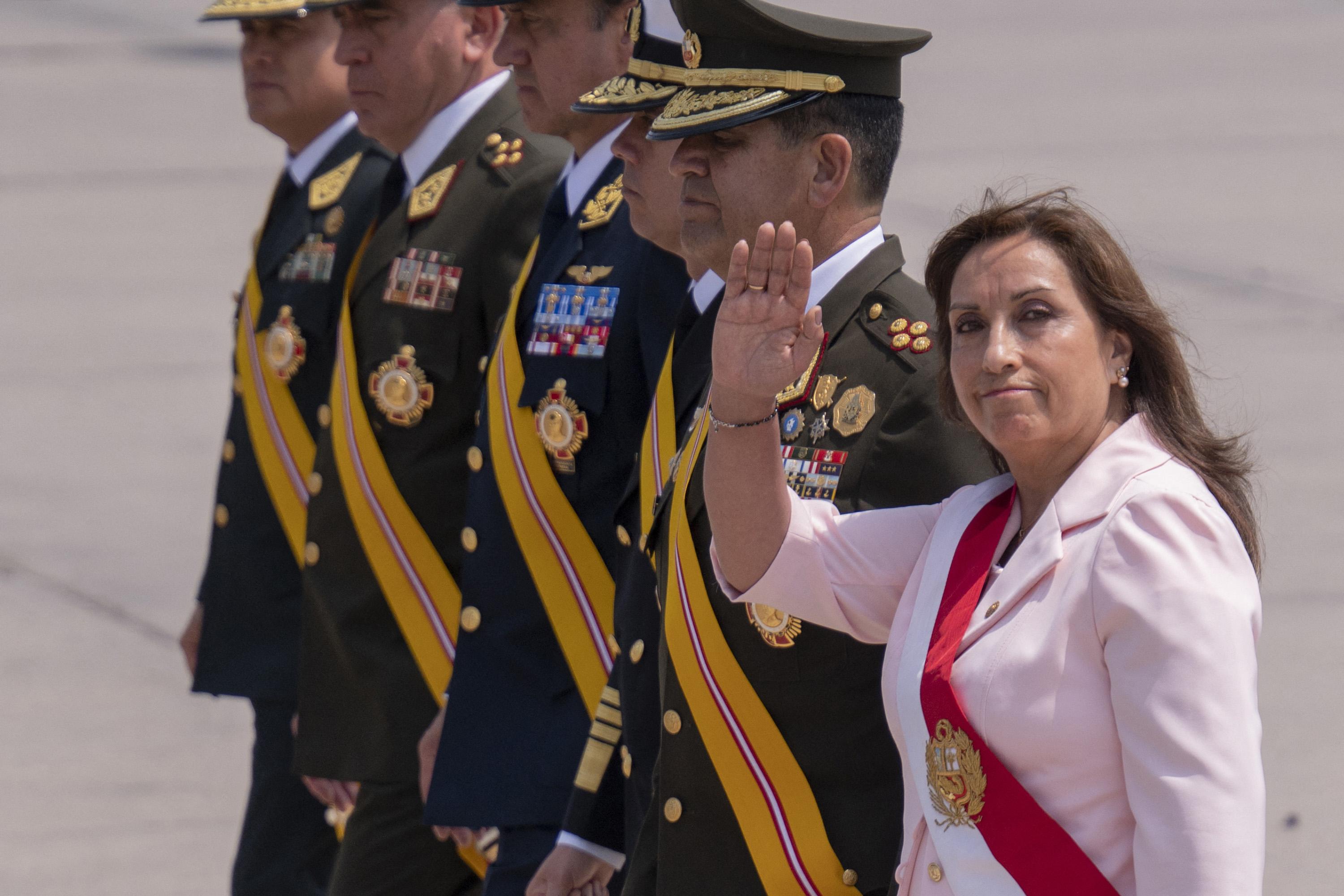 La nueva presidenta de Perú, Dina Boluarte, acompañada de comandantes de las Fuerzas Armadas, participa en un acto de conmemoración del Día del Ejército Peruano en la explanada del cuartel general del Ejército en Lima, el 9 de diciembre de 2022. - Boluarte hizo un llamado a la calma este viernes en el a raíz de violentas protestas de simpatizantes del expresidente Pedro Castillo exigiendo su liberación y nuevas elecciones, alternativa que dijo no descartar al anunciar la inminente formación de su gobierno. Foto de El Faro: Cris BOURONCLE / AFP