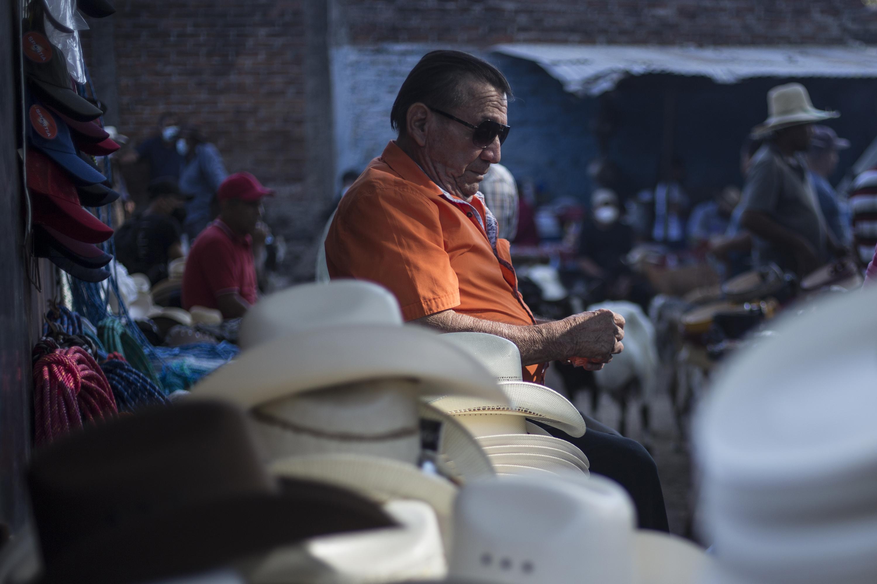 Manuel Peraza, de 73 años, vende artículos para el uso agrícola, en el tiangue que se realiza cada jueves en el municipio de Aguilares. La mayoría de salvadoreños al llegar a la edad de jubilación se ven obligados a seguir trabajando para sobrevivir. Foto de El Faro: Víctor Peña.