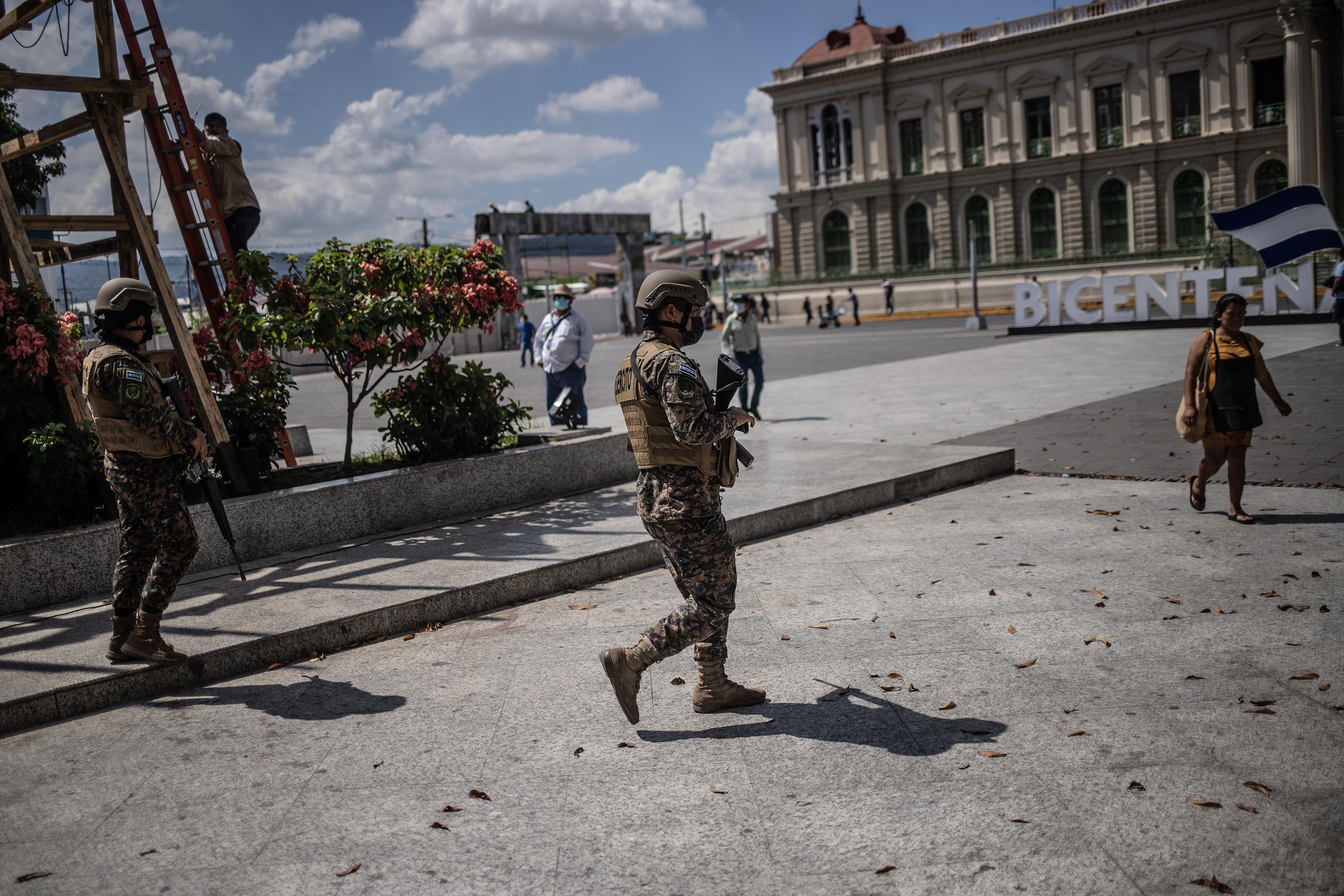 El 12 de noviembre del 2021, miembros de la fuerza armada de El Salvador realizaron un despliegue en el Centro Histórico de San Salvador luego de una jornada violenta de más de 40 homicidios en el país. Foto de El Faro: Carlos Barrera