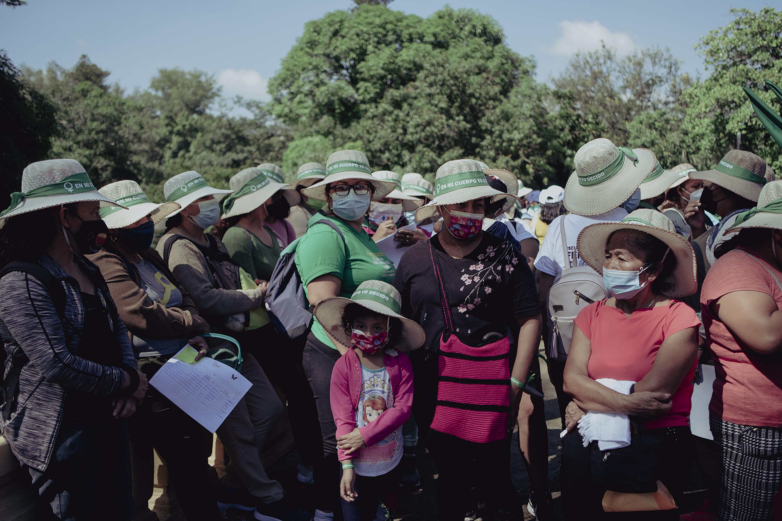 Decenas de mujeres, y algunos hombres, se concentraron en el parque Cuscatlán para marchar hacia la Asamblea Legislativa y conmemorar el Día Internacional de Acceso al Aborto Legal y Seguro. Las organizaciones feministas, encabezadas por la Colectiva Feminista, caminaron hasta la Asamblea para entregar una propuesta de reforma ley para la despenalización del aborto, dicha propuesta lleva el nombre de ‘’Beatriz’’, una mujer a la que, en noviembre del 2013, el Estado salvadoreño le negó el acceso a un aborto pese a las presiones a nivel nacional e internacional debido a un padecimiento grave de salud. En El Salvador las mujeres que abortan o pierden a sus hijos por complicaciones obstétricas son consideradas homicidas por el Estado, en la actualidad en el país hay 14 mujeres condenadas y seis están siendo procesadas debido a qué el sistema judicial considera el aborto un delito sin importar las causas. Según la activista feminista, Morena Herrera, la propuesta ‘’Beatriz’’ está enfocada en los mínimos para garantizar los derechos de la mujer y el acceso al aborto seguro con mayor especificidad en los casos de abuso sexual, tomando en cuenta que este año el Ministerio de Salud Registró un incremento en los casos de niñas y adolescentes embarazadas con un registro de 6,938 en el primer trimestre del 2021 con notable aumento en las niñas de las de edades de 10-14 años. En la Asamblea, la marcha fue recibida con un bloqueo de una barrera de alambre de púas y un pelotón de la Unidad del Mantenimiento del Orden (UMO) y no fue hasta que minutos después la diputada del Fmln, Anabel Belloso, y el diputado de Nuestro Tiempo, Johnny Wright, salieron para recibir la propuesta de ley y se comprometieron en promover su estudio. Allí las mujeres les exigieron a los diputados un estudio de ‘’Debate serio y científico basado en los derechos de las mujeres y niñas’’. Foto de El Faro: Carlos Barrera.