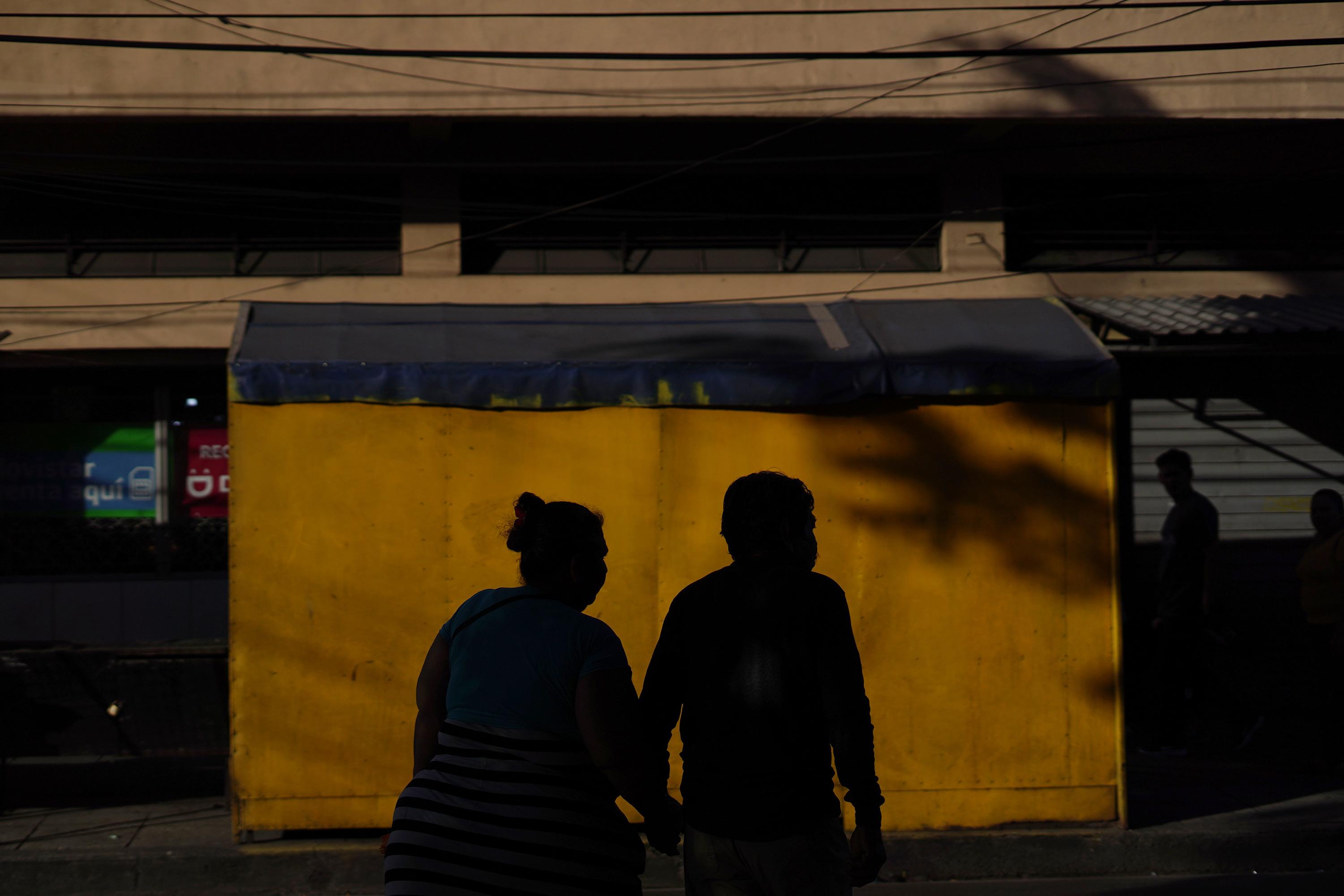 La esquina entre la primera calle Oriente y la octava avenida Norte eran una de las fronteras invisibles del Centro de San Salvador, frente al mercado Excuartel. Algunos vendedores aseguran que en los últimos meses han podido caminar por calles que hacía décadas no pateaban. Foto de El Faro: Víctor Peña.