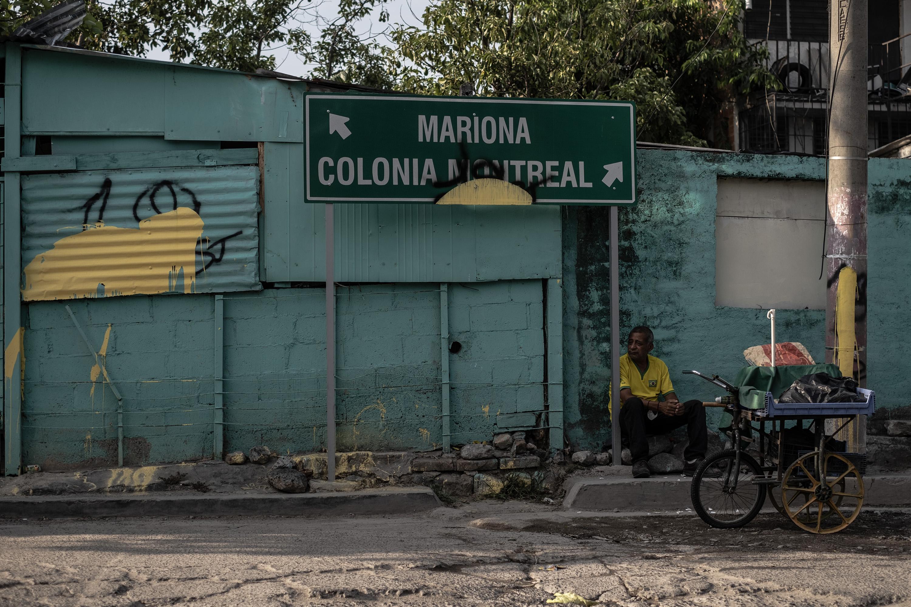 Grafitis de la pandilla Barrio 18 borrados en el camino a la colonia Montreal, Mejicanos, la cual controlaba totalmente la MS-13. Foto de El Faro: Carlos Barrera.