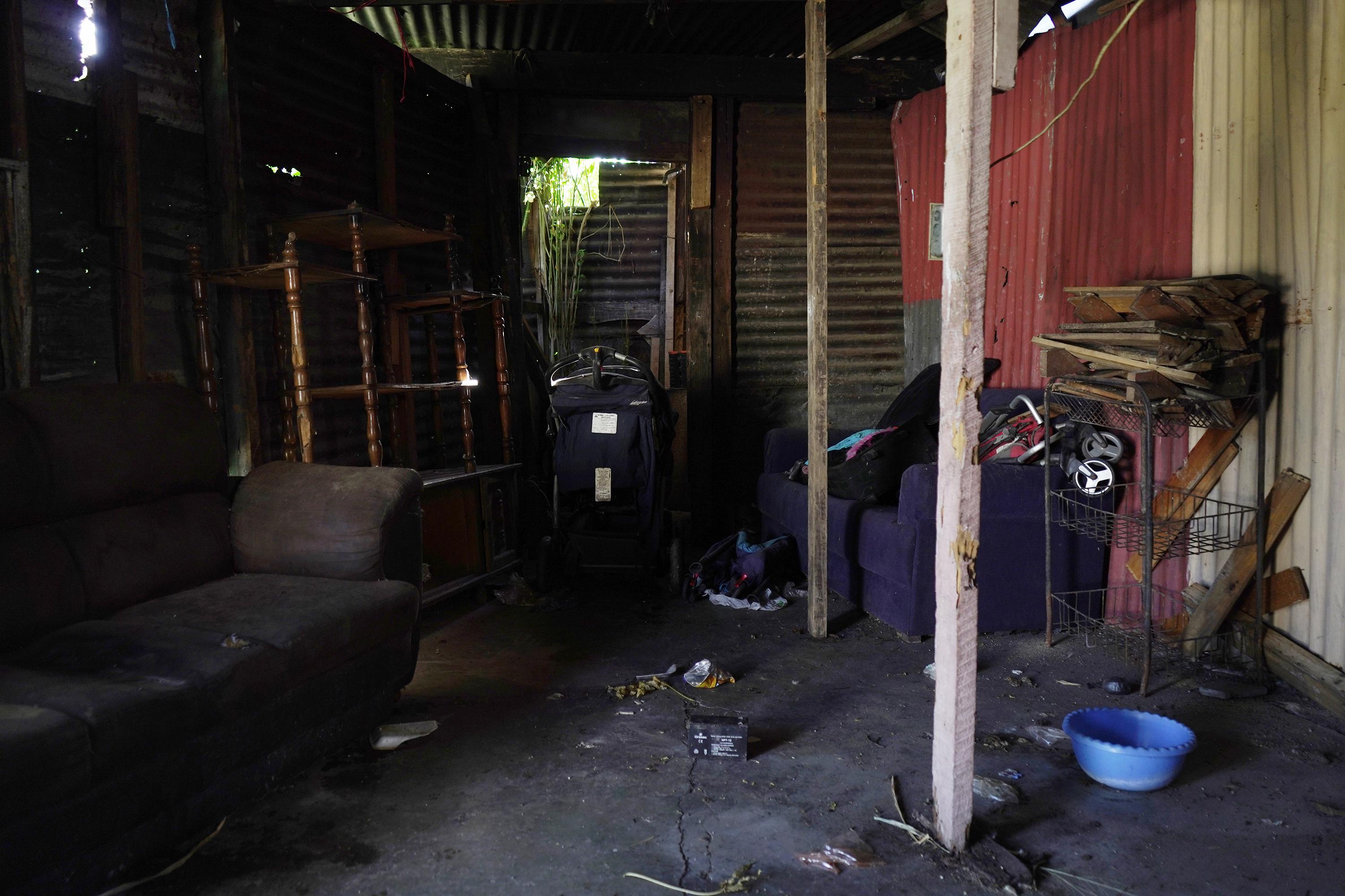 This was a “destroyer” house used by the 18th Street Revolucionarios in Las Palmas, San Salvador. Residents call the sector of the community where this home is located “the forbidden city.” Photo: Víctor Peña/El Faro