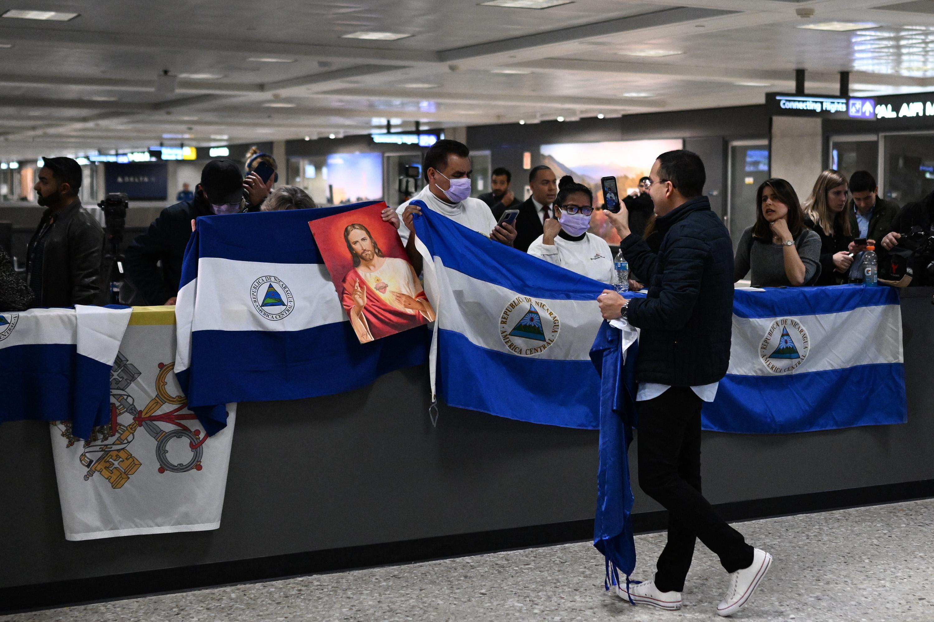 Familiares y activistas acudieron el jueves 9 por la mañana al aeropuerto de Dulles para recibir  a los presos políticos que horas antes habían salido de Nicaragua. No lograron verles porque las autoridades los trasladaron en buses a un hotel cercano. Foto de El Faro: Andrew Caballero/ AFP.