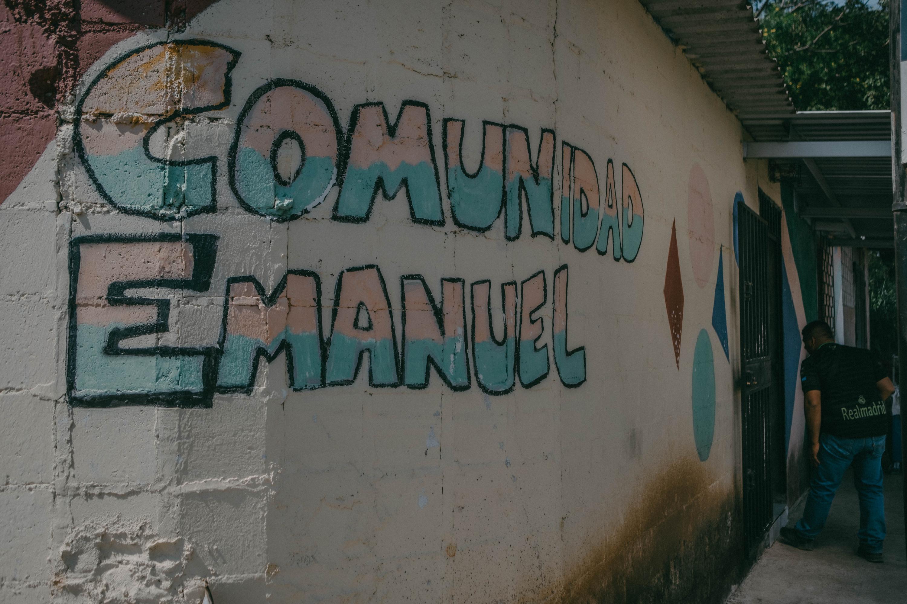 Entrada de la comunidad Emanuel, en Santa Ana. Durante años fue una de las comunidades más estigmatizadas del occidente del país debido al control que ejerció la MS-13 en el lugar. Como en muchos sitios, el régimen desarticuló el control criminal, y de paso cometió ilegalidades como la sufrida por Grande Marrtínez. Foto de El Faro: Carlos Barrera.