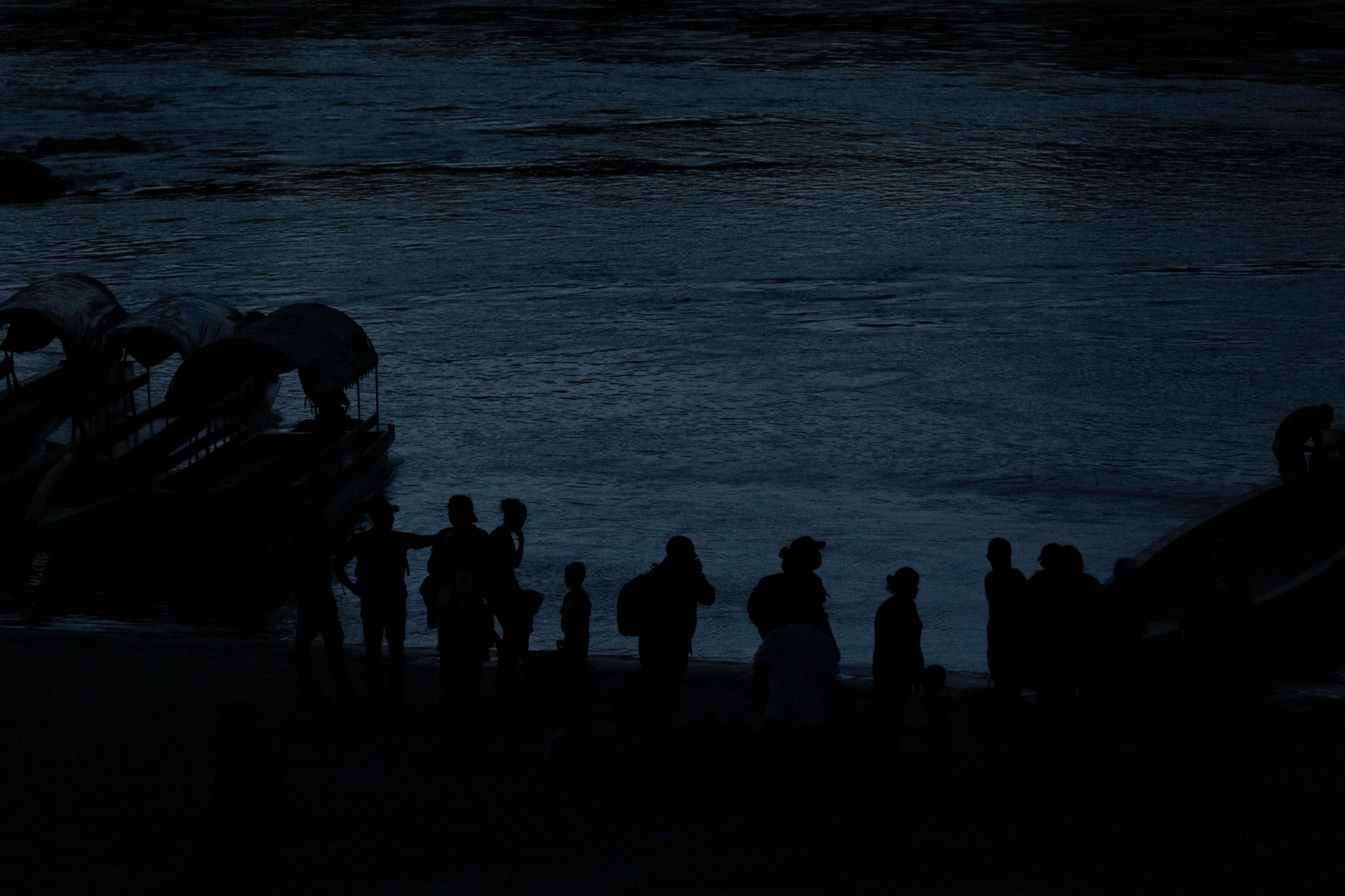 Migrantes ingresan a México de manera indocumentada despues de cruzar el río Usumacinta subidos en una balsa, en Frontera Corozal, Chiapas, México. Foto de El Faro: Isabel Mateos.