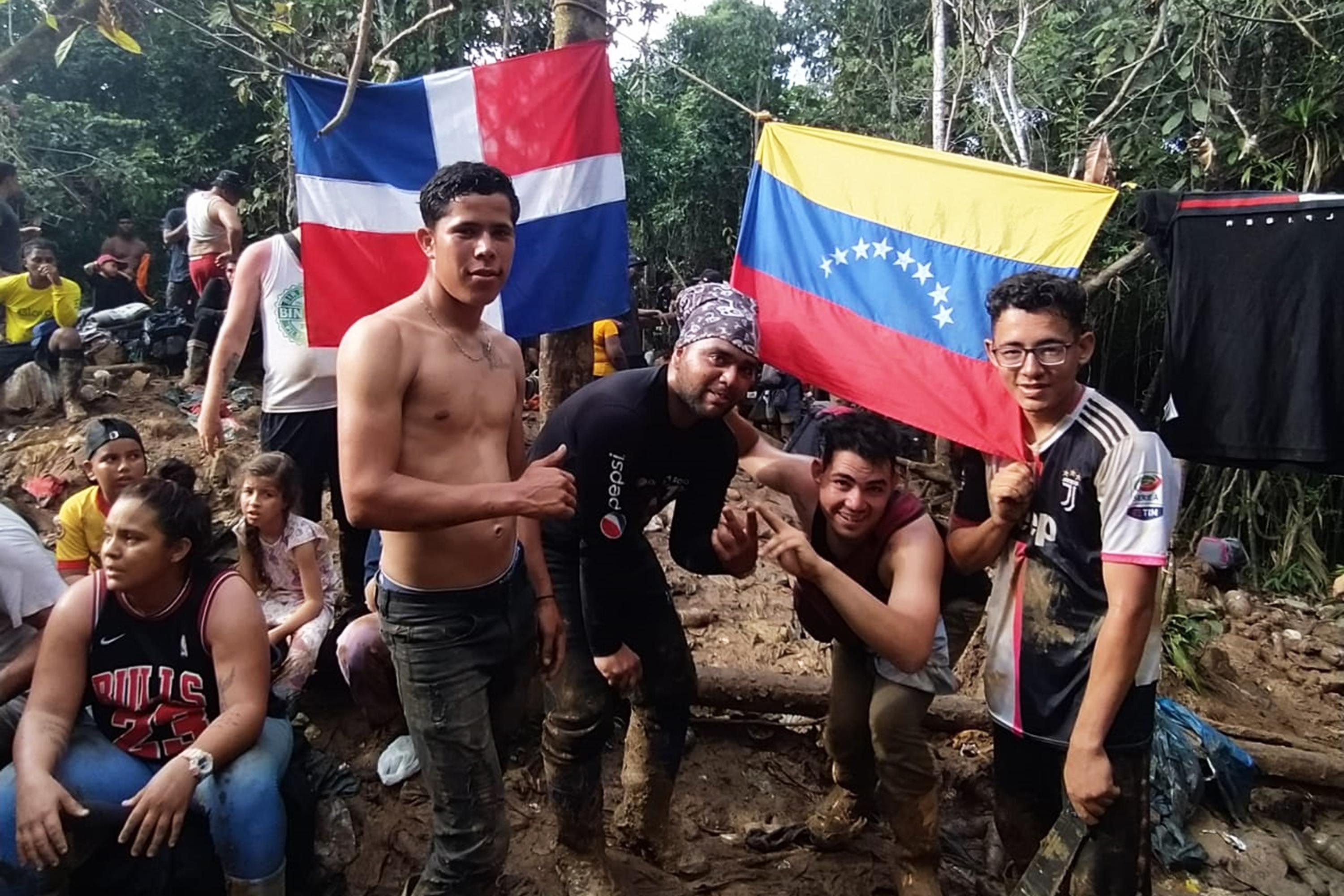 Juan, Jeremy, Joyner y Luis, de derecha a izquierda, mientras cruzaban la selva de Darién, en la frontera entre Colombia y Panamá. Foto cortesía de Juan.