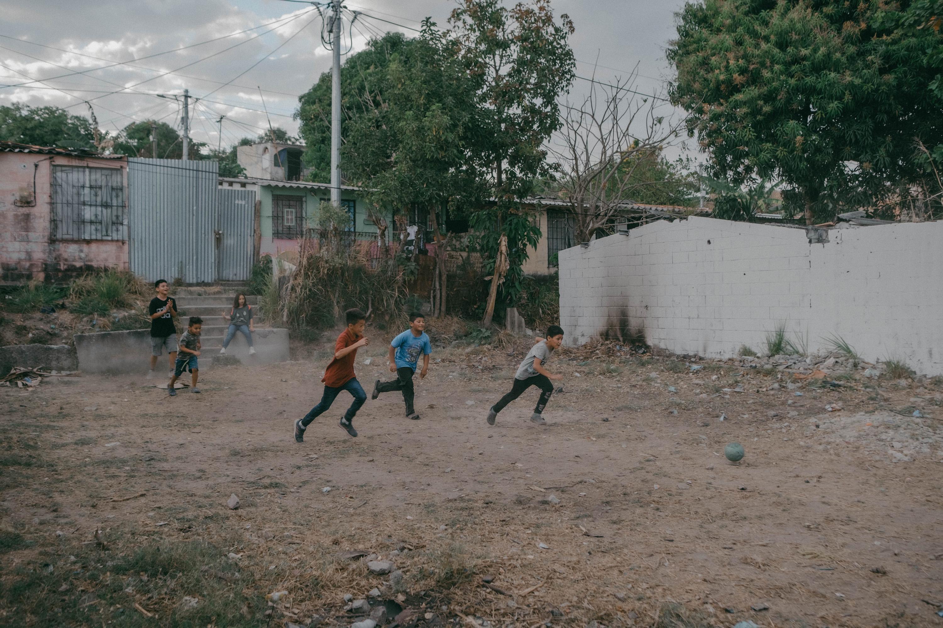 Aquí se grabó la última escena que aparece en la película La Vida Loca. En ella, un grupo de adolescentes, casi niños, golpean a otro durante el ritual de iniciación para ser parte de la pandilla. Espacios como este que se sitúan a la mitad de los pasajes eran utilizados para las reuniones de la pandilla, donde asignaban labores a la estructura criminal y castigaban a los miembros que habían fallado. El lugar sigue polvoriento, pero de sus paredes se borraron los graffitis, y se ha convertido en un espacio donde los niños juegan a toda hora, en especial aquellos a los que sus padres no les dejan ir hasta la cancha.