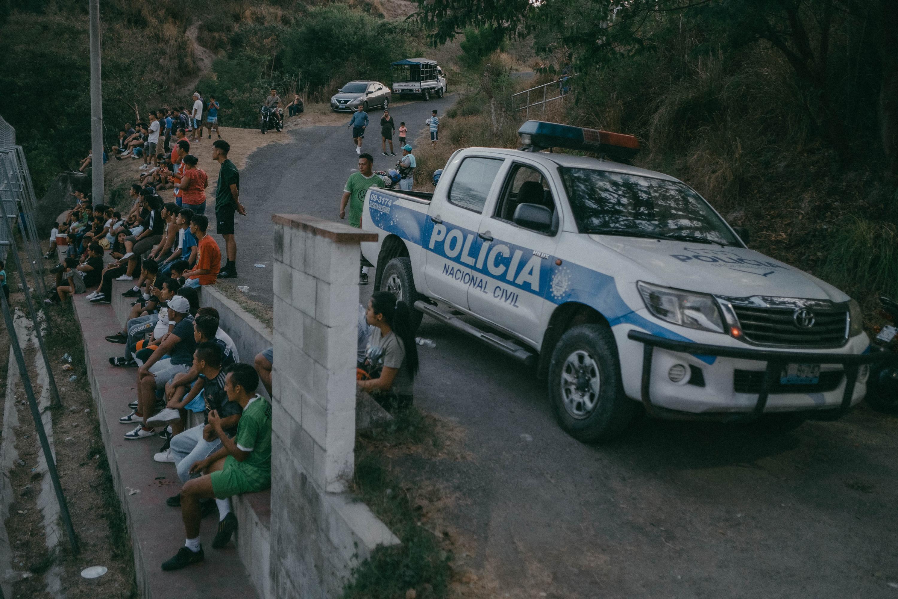 Un grupo de vecinos ven un partido de fútbol al lado de una patrulla policial. Una imagen inverosímil cuando las pandillas controlaban. El Régimen de Excepción también es sinónimo de capturas arbitrarias en La Campanera. Casi todos los vecinos conocen a alguien que fue capturado sin pertenecer a la pandilla y sin tener antecedentes. Algunos de los capturados han recuperado la libertad tras pasar al menos un mes en un penal. La mayoría de los habitantes coinciden en que es una lástima que inocentes estén detenidos, pero anteponen la paz que ahora viven. De cara a las elecciones presidenciales de 2024, Bukele ha conseguido ya un logro en colonias como esta: mucha gente relaciona la permanencia del presidente con la sostenibilidad de la situación actual. Un busero de la ruta 49 dijo: 