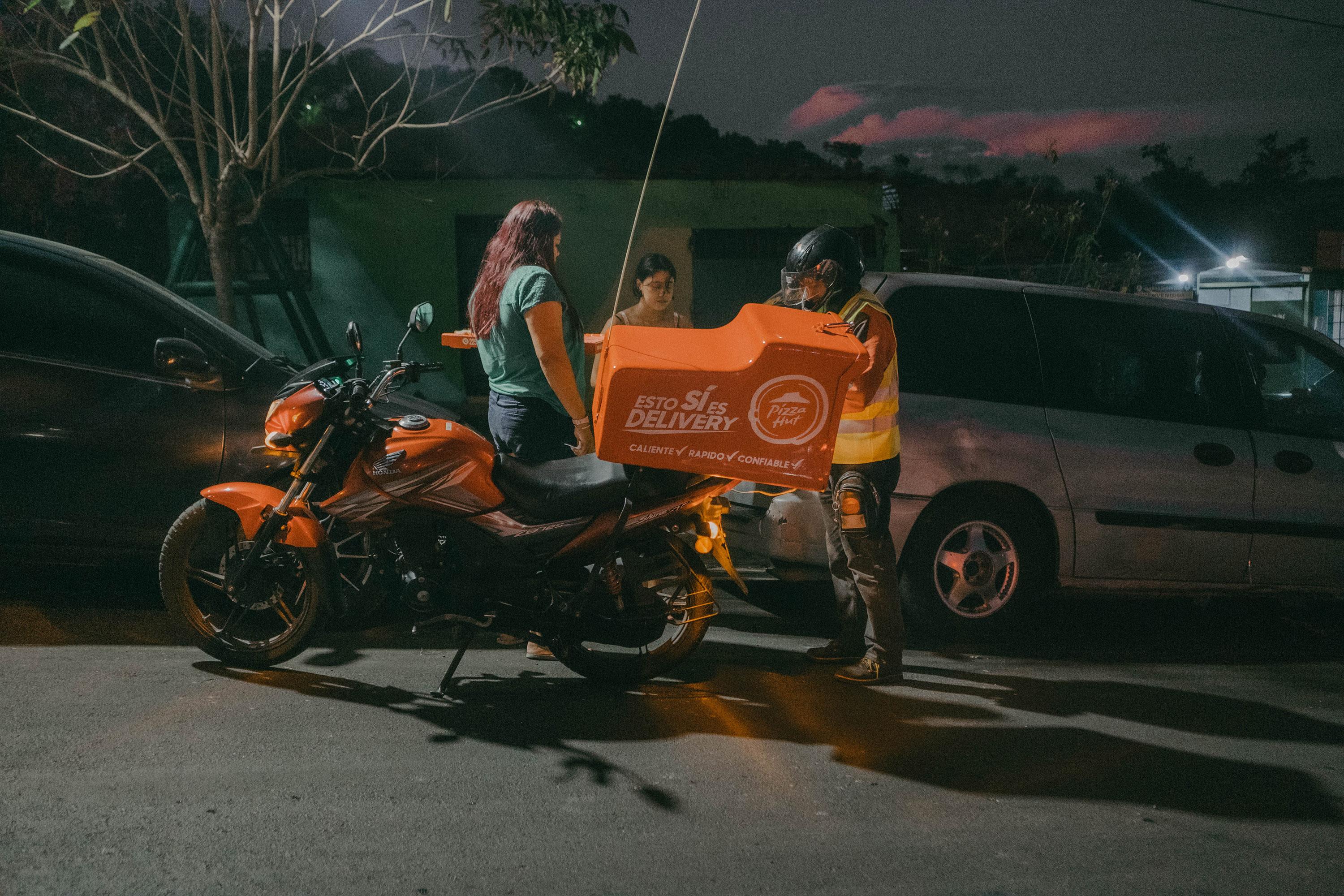 Pedir comida a domicilio es una actividad común en zonas pudientes y de clase media en El Salvador. Sin embargo, en colonias como La Campanera, hacer pedidos de comida rápida era algo impensable: las empresas no enviaban a sus motoristas a esa colonia. A mediados de enero, los repartidores de una empresa de comida rápida entraron por la calle principal de la colonia con globos en sus motocicletas y con megáfonos anunciaron que a partir de ese momento podían hacer pedidos e iban a ser entregados hasta la puerta de casa.