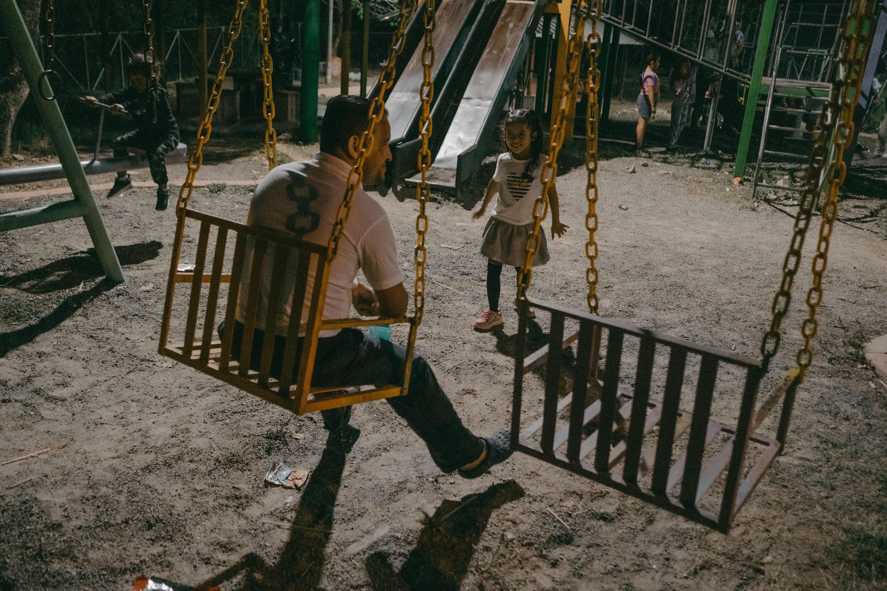 Donde acaba la colonia y empiezan los cerros y quebradas, hay un parque junto a la cancha. Por mucho tiempo, los juegos pasaron sin ser usados y nadie se atrevía a bajar durante las noches. Hay personas que nunca habían visitado el parque, padres que nunca habían llevado a sus hijos a jugar porque era de uso exclusivo de la pandilla.