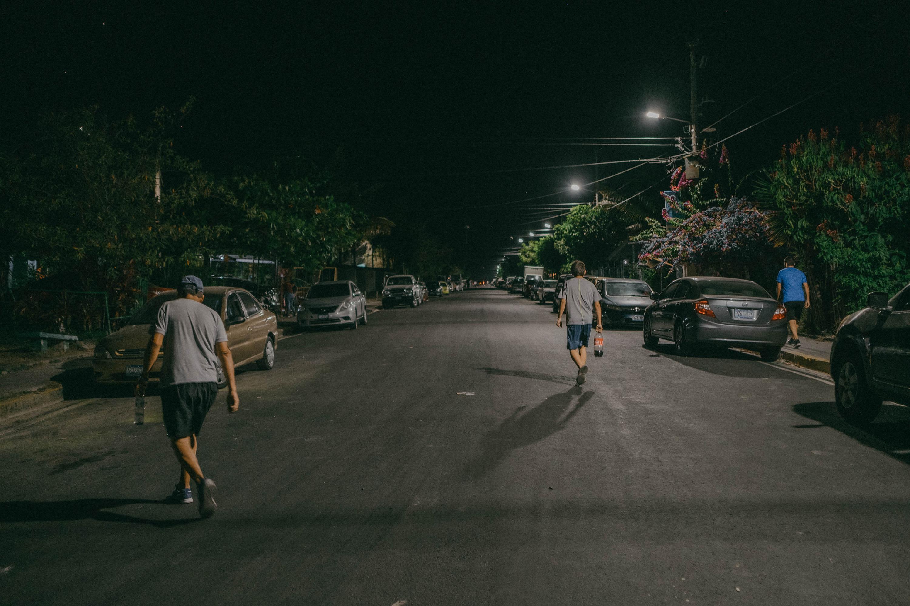 El día de la final de fútbol, 19 de febrero del 2023, los vecinos de La Campanera regresaron de noche a sus casas, subieron desde el fondo de la comunidad y caminaron por la calle principal en un territorio que desde hace tres mese parece más suyo que nunca. Cuando unos hablaron de miedo, otros también mencionaron que si llegan a ver algo raro lo primero que van a hacer es denunciar a la policía, para algunos en Las Campas el miedo con el que vivieron por años se diluye.