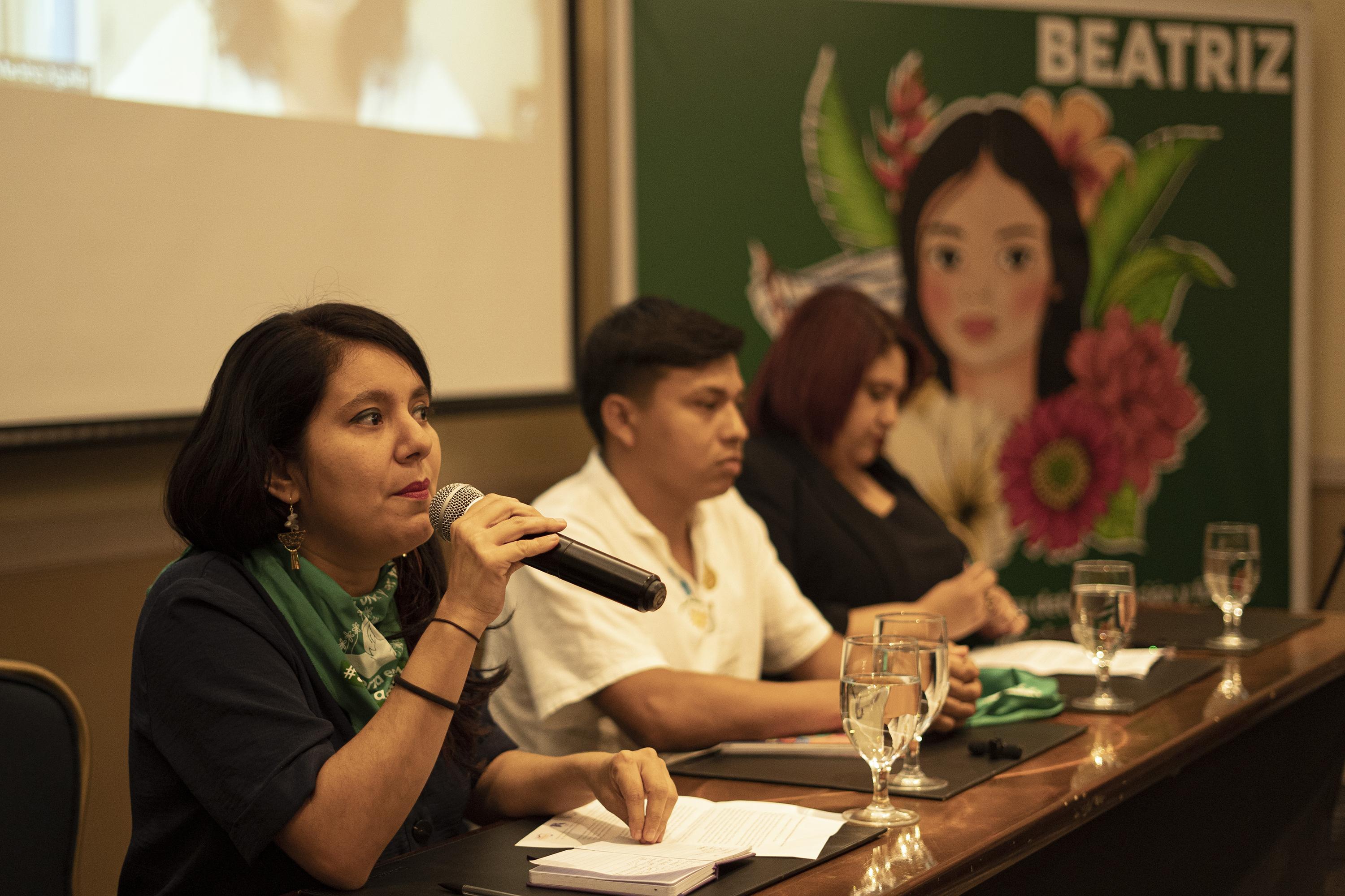 Sara García, representante de la Agrupación Ciudadana por la Despenalización del Aborto, junto a Humberto, hermano de Beatriz, en una conferencia de prensa del pasado 5 de marzo sobre la audiencia programada ante la Corte Interamericana de Derechos Humanos. Foto de El Faro: Víctor Peña. 