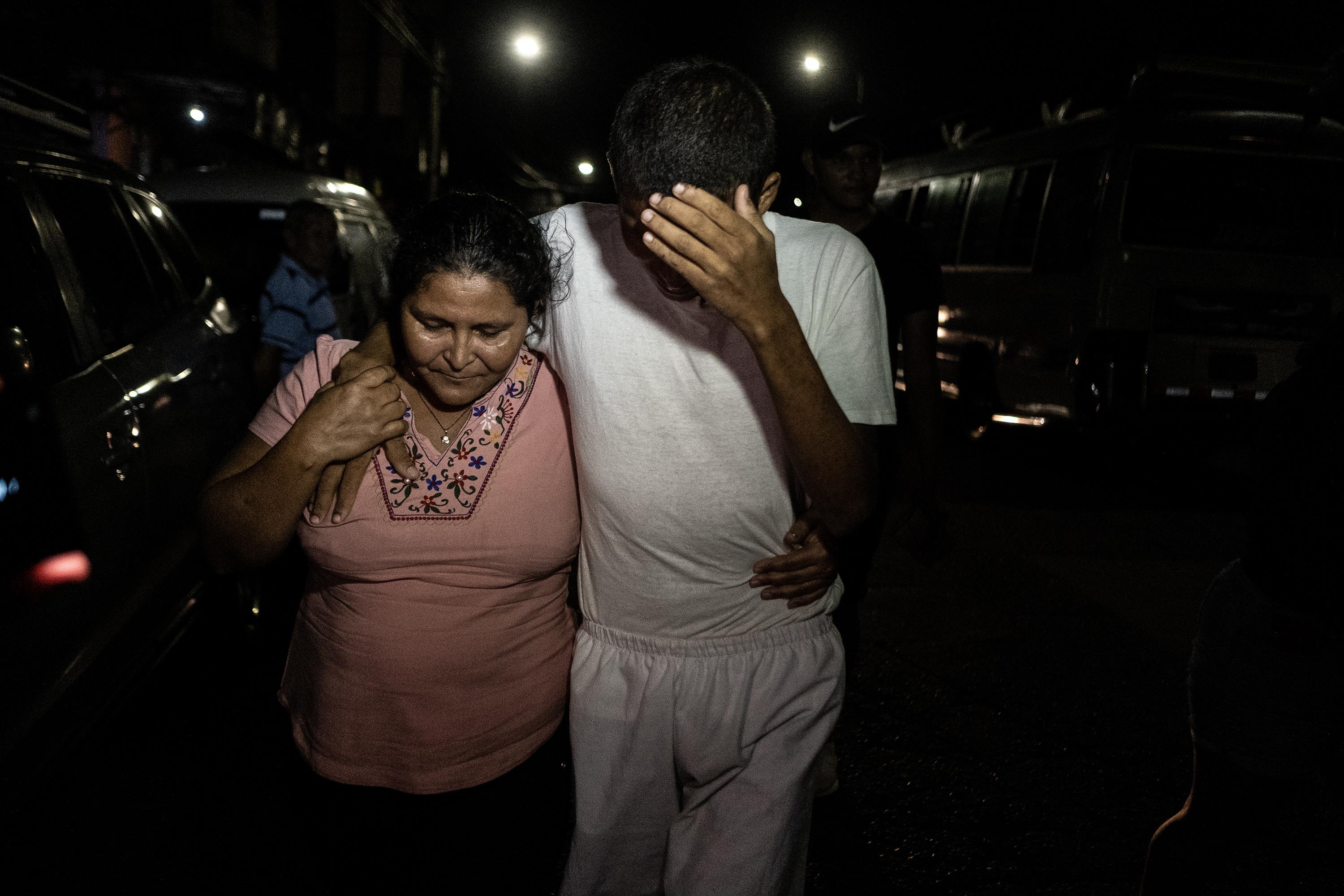 Durante una semana, esta madre de familia estuvo esperando la liberación de su hijo afuera de las bartolinas conocidas como El Penalito, en San Salvador. El joven fue liberado el 26 de septiembre de 2022, después de permanecer detenido tres meses. Foto de El Faro: Carlos Barrera