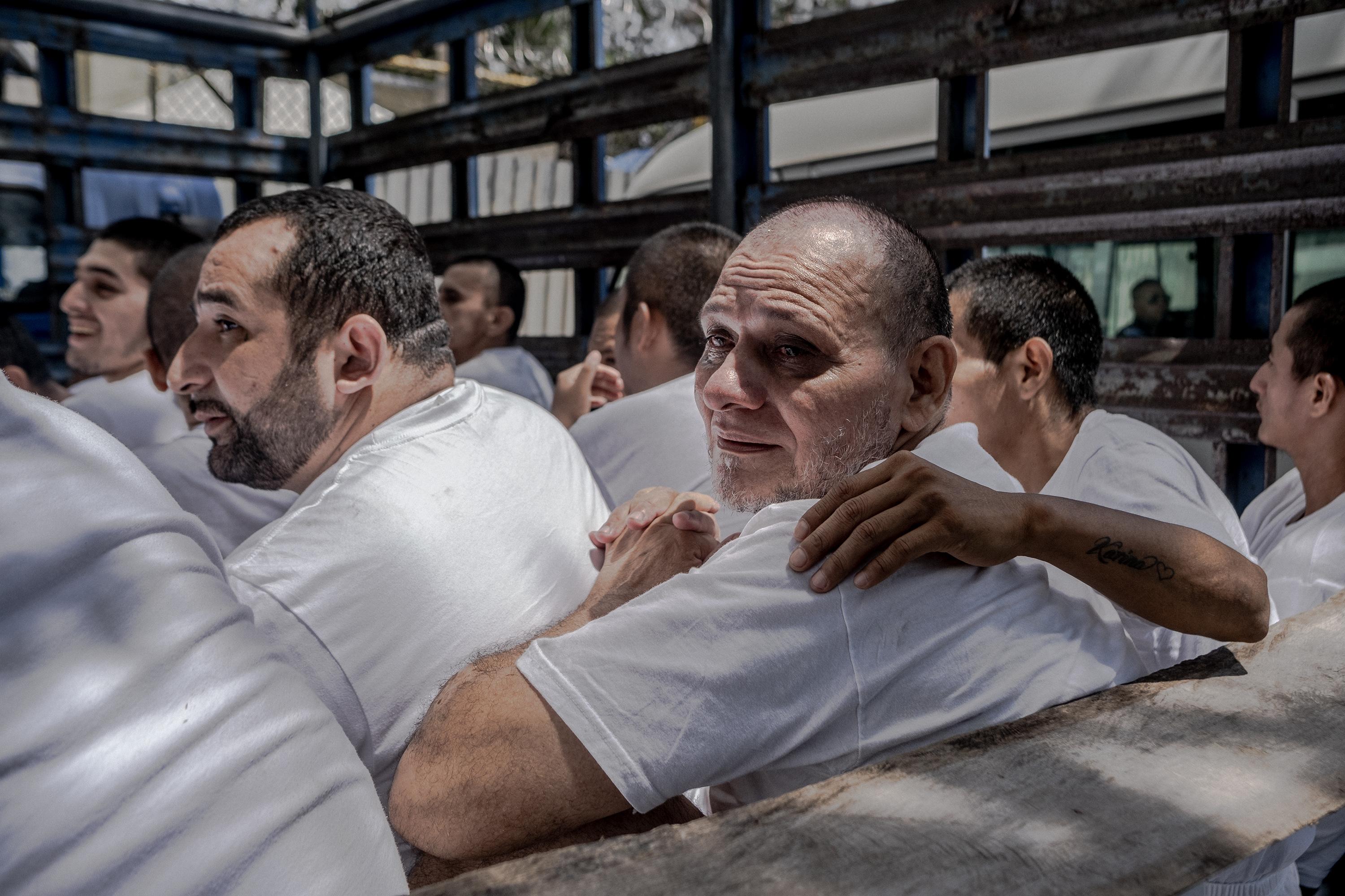 Antonio Meléndez, de 58 años, llora antes de ingresar al centro penal de Ilopango. Antonio esperaba que su familia llegara, pero debido a la poca información sobre detenidos, su familia no dio con su paradero. Foto de El Faro: Carlos Barrera