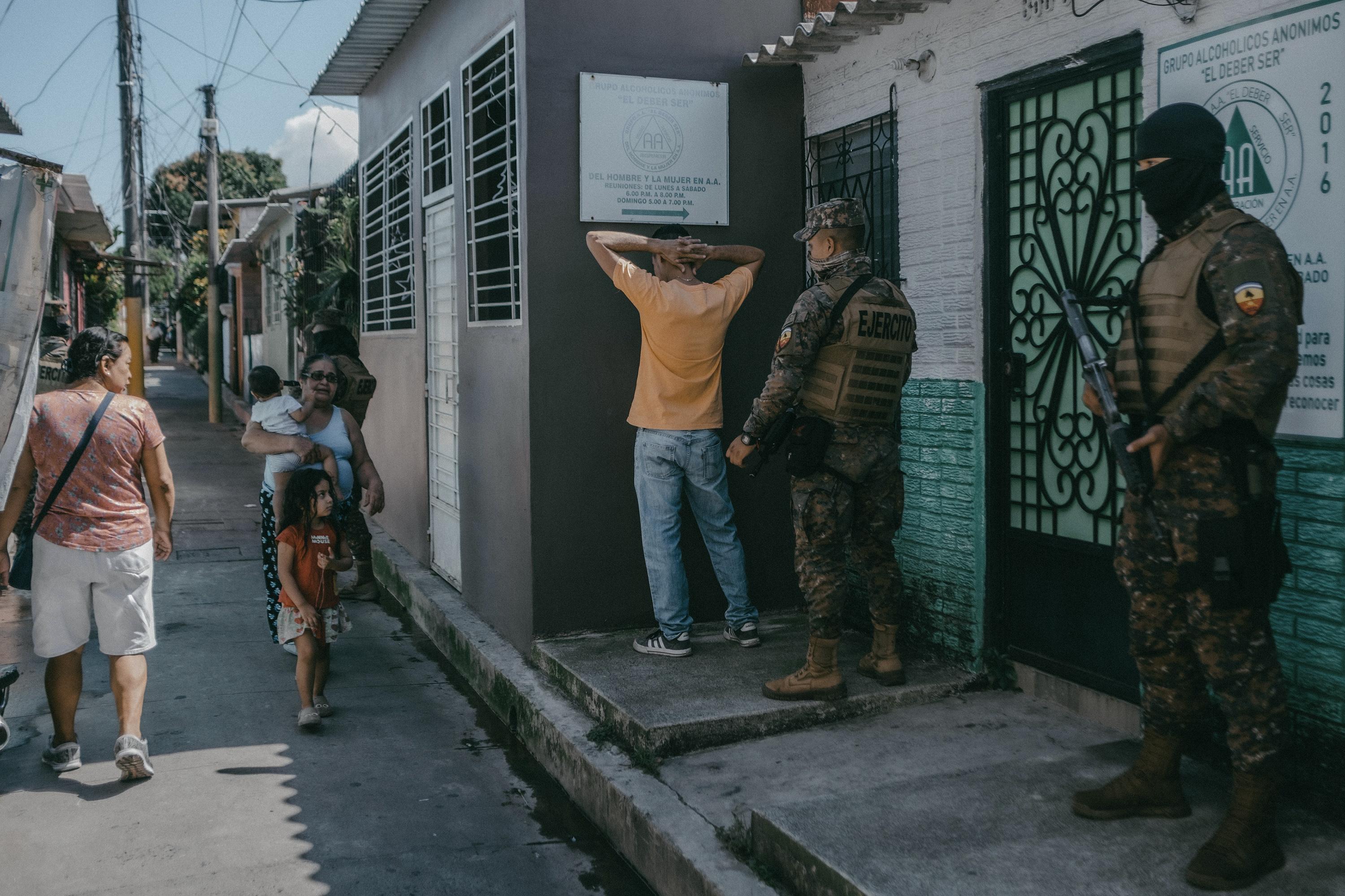 El 3 de diciembre del 2022, durante el régimen de excepción, el Gobierno del presidente Bukele decretó un cerco militar en el municipio de Soyapango. En colonias como Las Margaritas, la Fuerza Armada realizó operativos casa por casa y detuvo a toda persona que considerara sospechosa. Foto de El Faro: Carlos Barrera