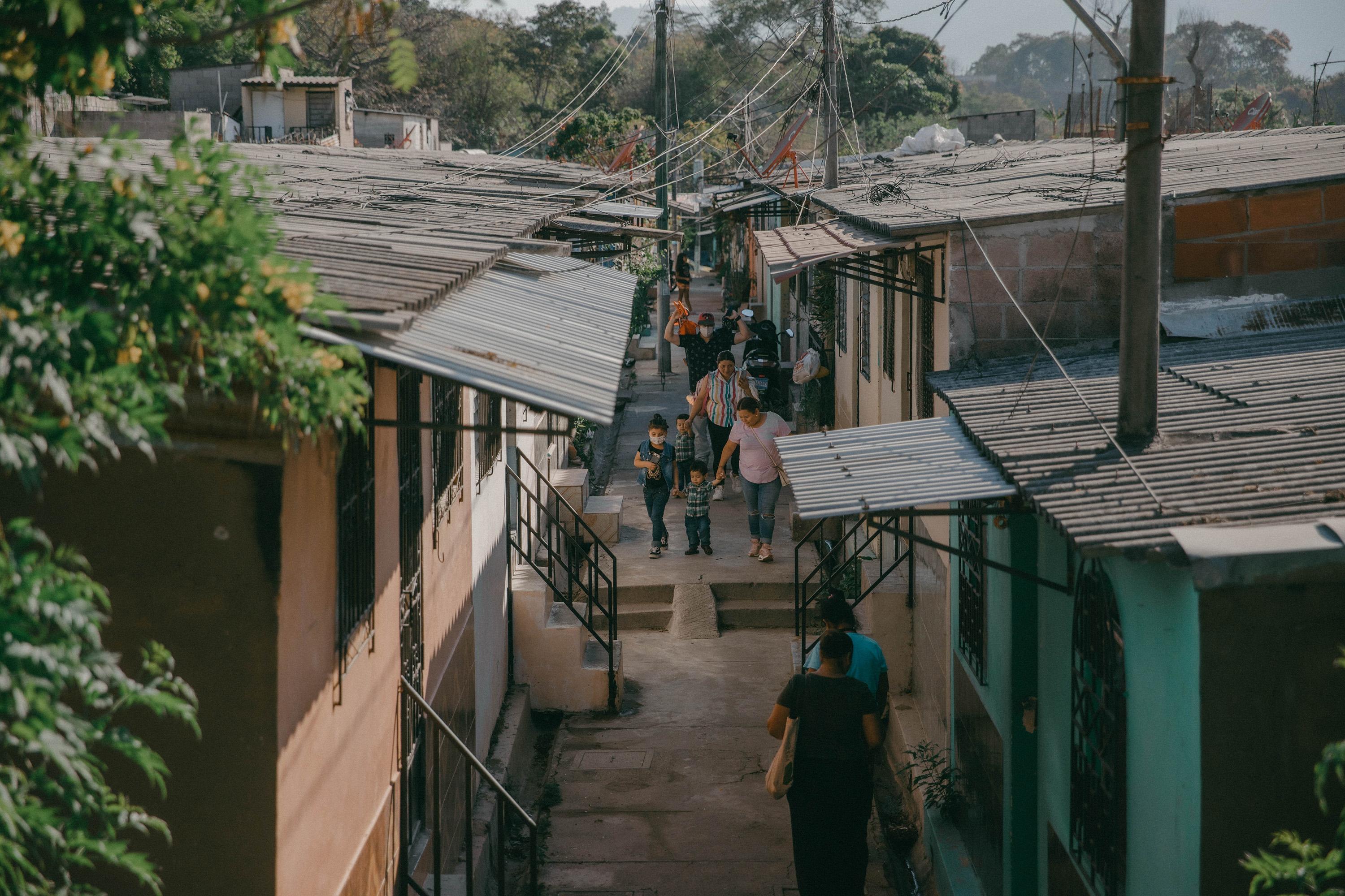 In Reparto Las Cañas, the border between MS-13 and 18th Street territory was marked by two walkways that split the neighborhood in two. Residents say that during certain times of day, it was best to stay locked up at home to avoid getting caught in the crossfire of a gang confrontation. Photo: Carlos Barrera/El Faro