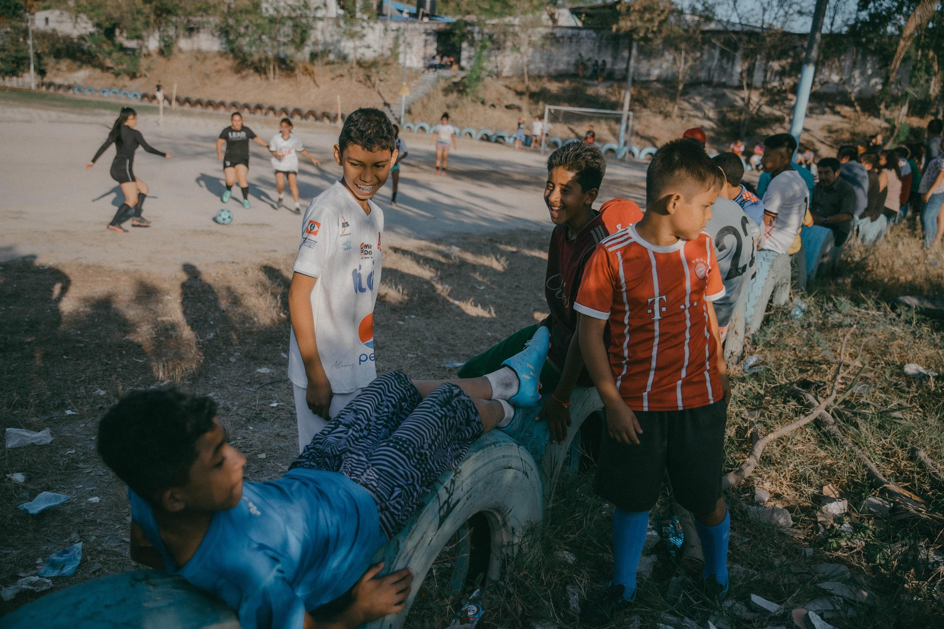 Children from Las Cañas play on a field that was once an abandoned lot besieged by gangs. Photo: Carlos Barrera/El Faro