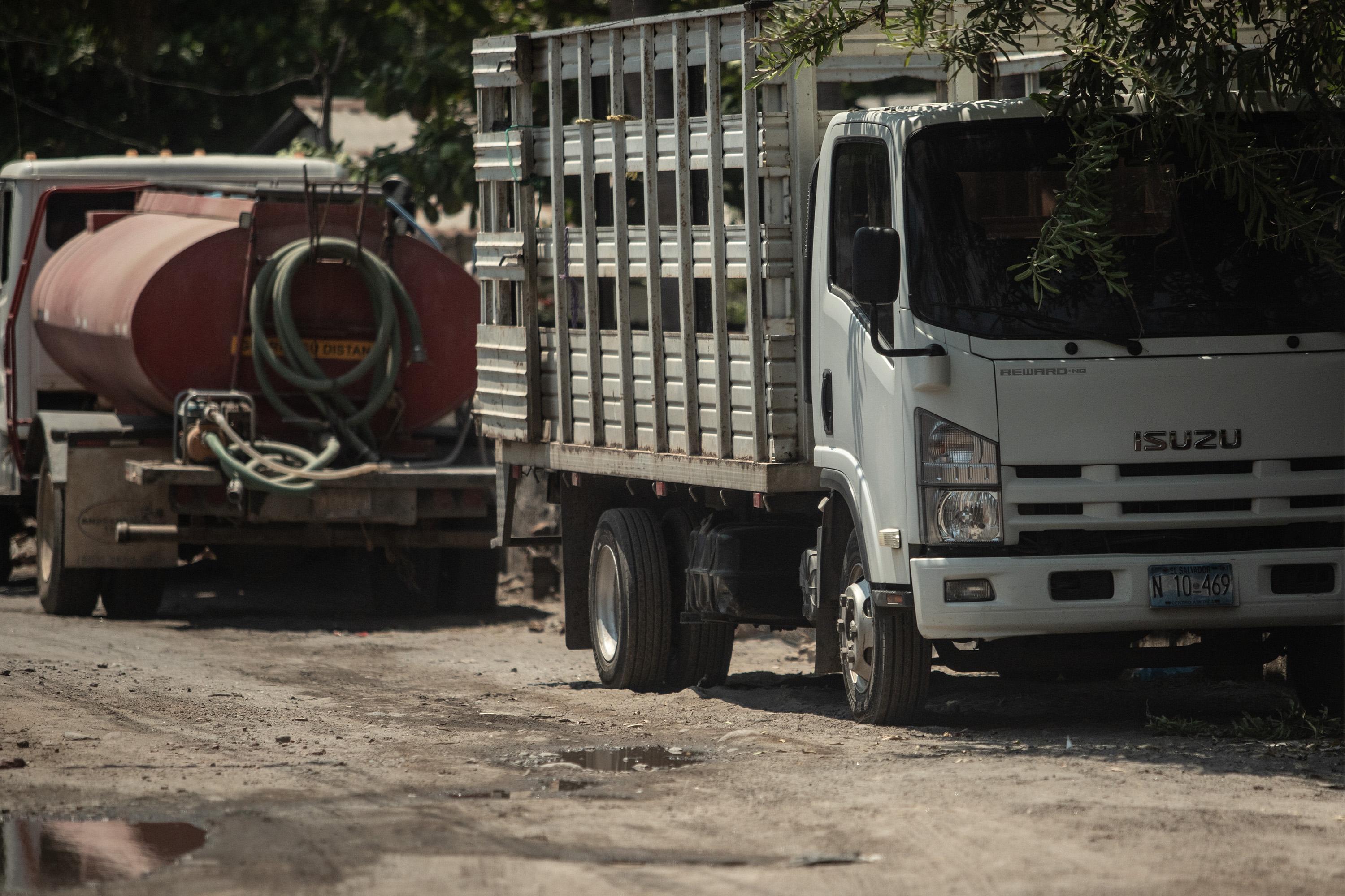 Camión con placas nacionales estacionado el 11 de abril a unos metros de donde se realiza la construcción en la playa Las Hojas, el camión es utilizado para llevar a los reos del Centro de Detención Menor de Zacatecoluca hasta dicha playa. Foto de El Faro: Carlos Barrera.