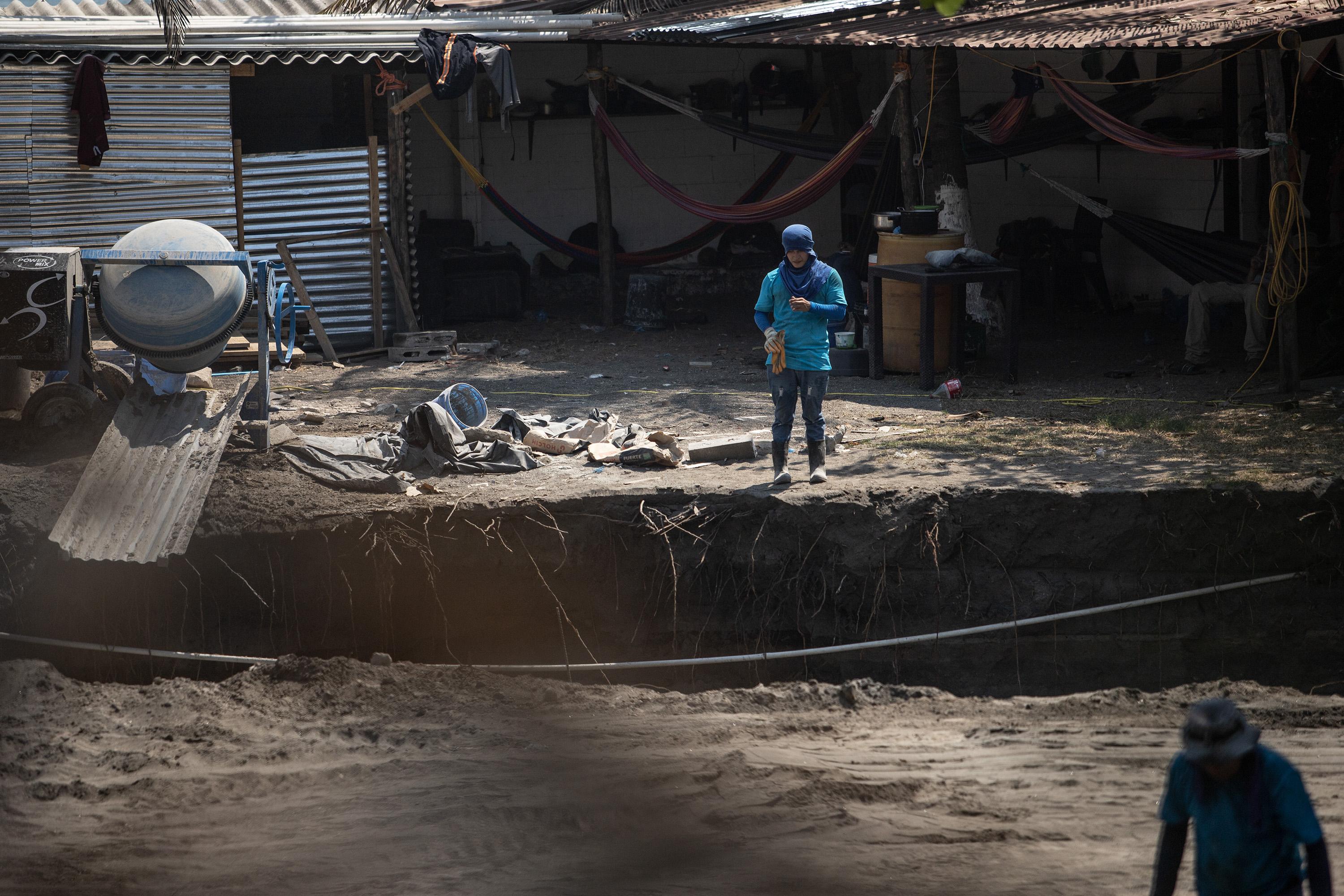 Propiedad privada en playa Las Hojas, donde más de 20 reos del Centro de Detención Menor de Zacatecoluca trabajan desde hace algunas semanas. La camisa amarilla que utilizan las personas detenidas y que gozan de fase de confianza fue sustituida por una camisa celeste. Foto de El Faro: Carlos Barrera.