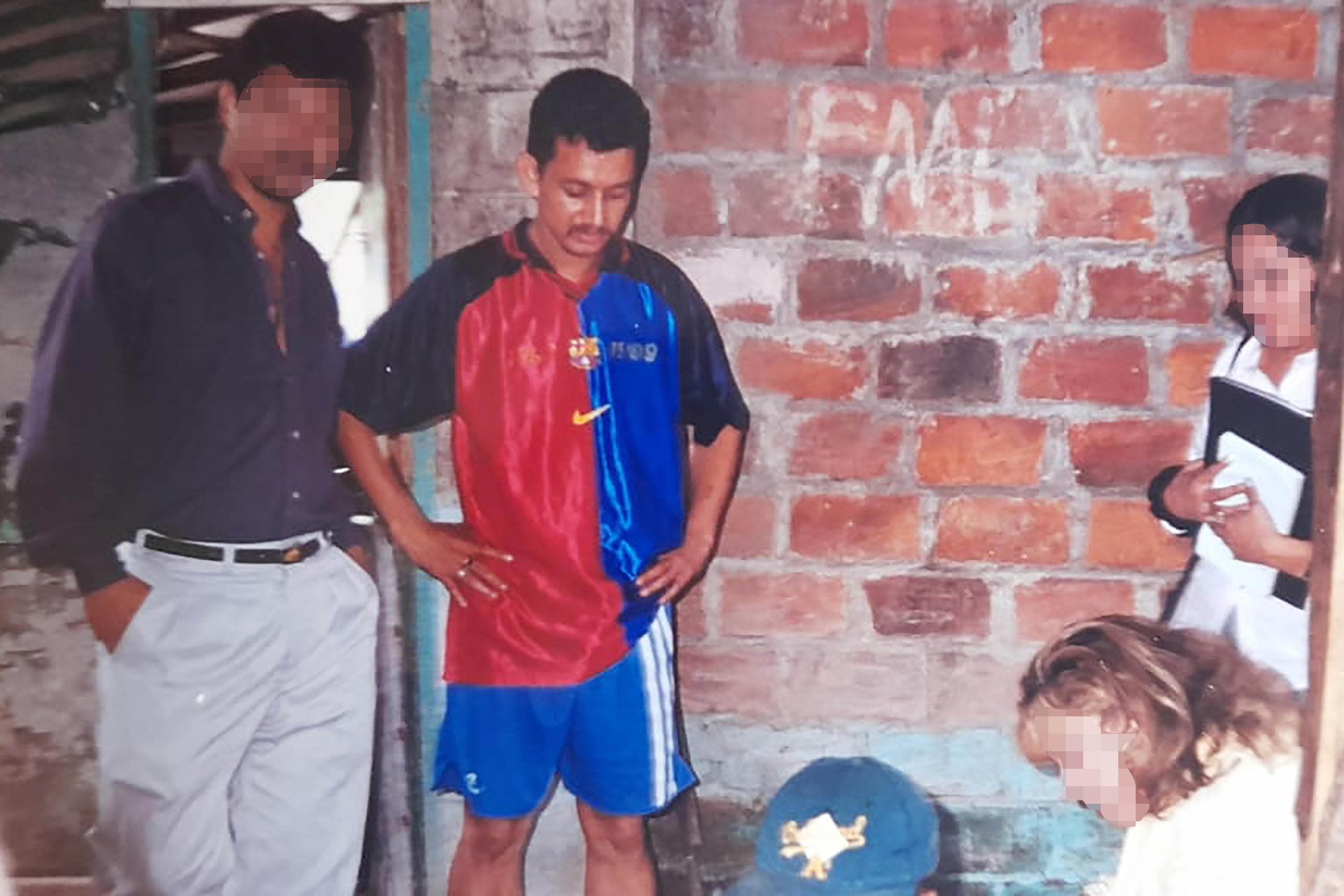 Óscar Rodas, alias Tortuga (camisa del Barcelona), era el número 2 en La Raza. Era el encargado de imponer la voluntad de la organización mediante la fuerza. Esta fotografía fue tomada a finales de los 90 al interior de Mariona.