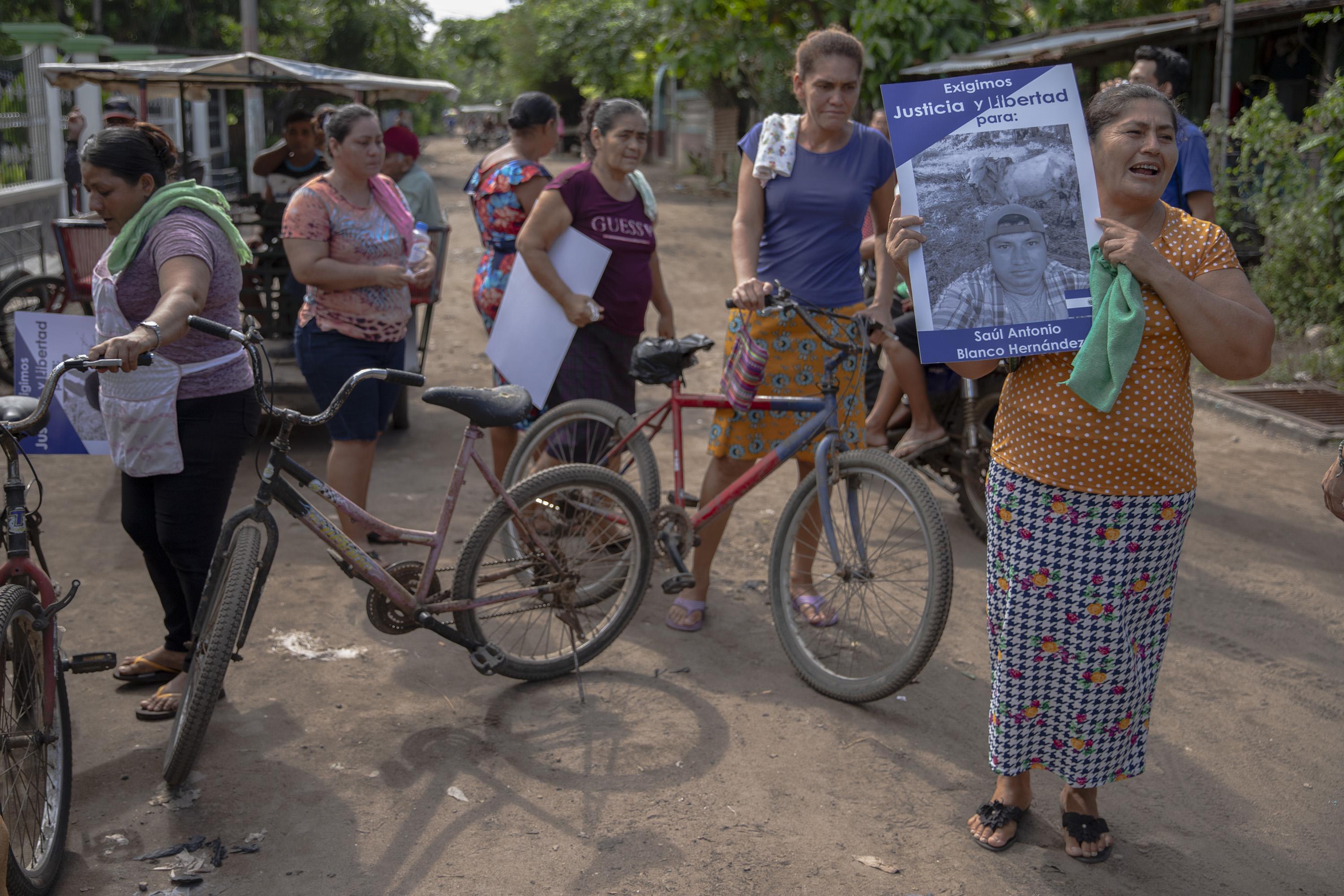 In 2022, the mothers and wives of the 22 detainees from the community of El Jobal organized to demonstrate their opposition to arbitrary detentions. They hope to attend the protests against the state of exception that have been taking place in San Salvador. Photo Carlos Barrera