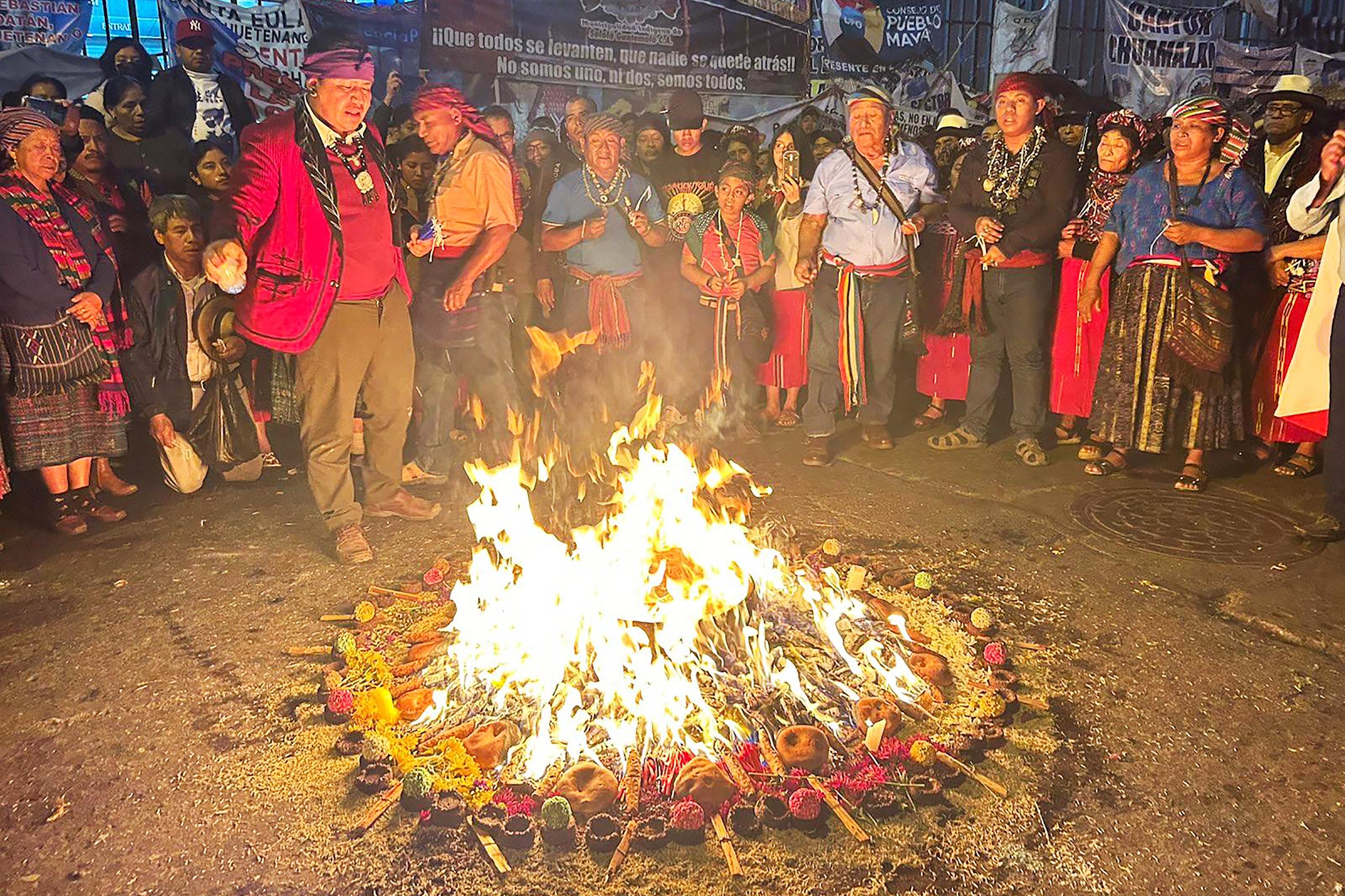 Las autoridades ixiles de Nebaj, en Quiché, y otros dirigentes mayas organizados en resistencia abrieron la jornada de inauguración de Bernardo Arévalo en Ciudad de Guatemala, el 14 de enero de 2024, con una ceremonia de agradecimiento a las cinco de la mañana. Foto de El Faro: Roman Gressier