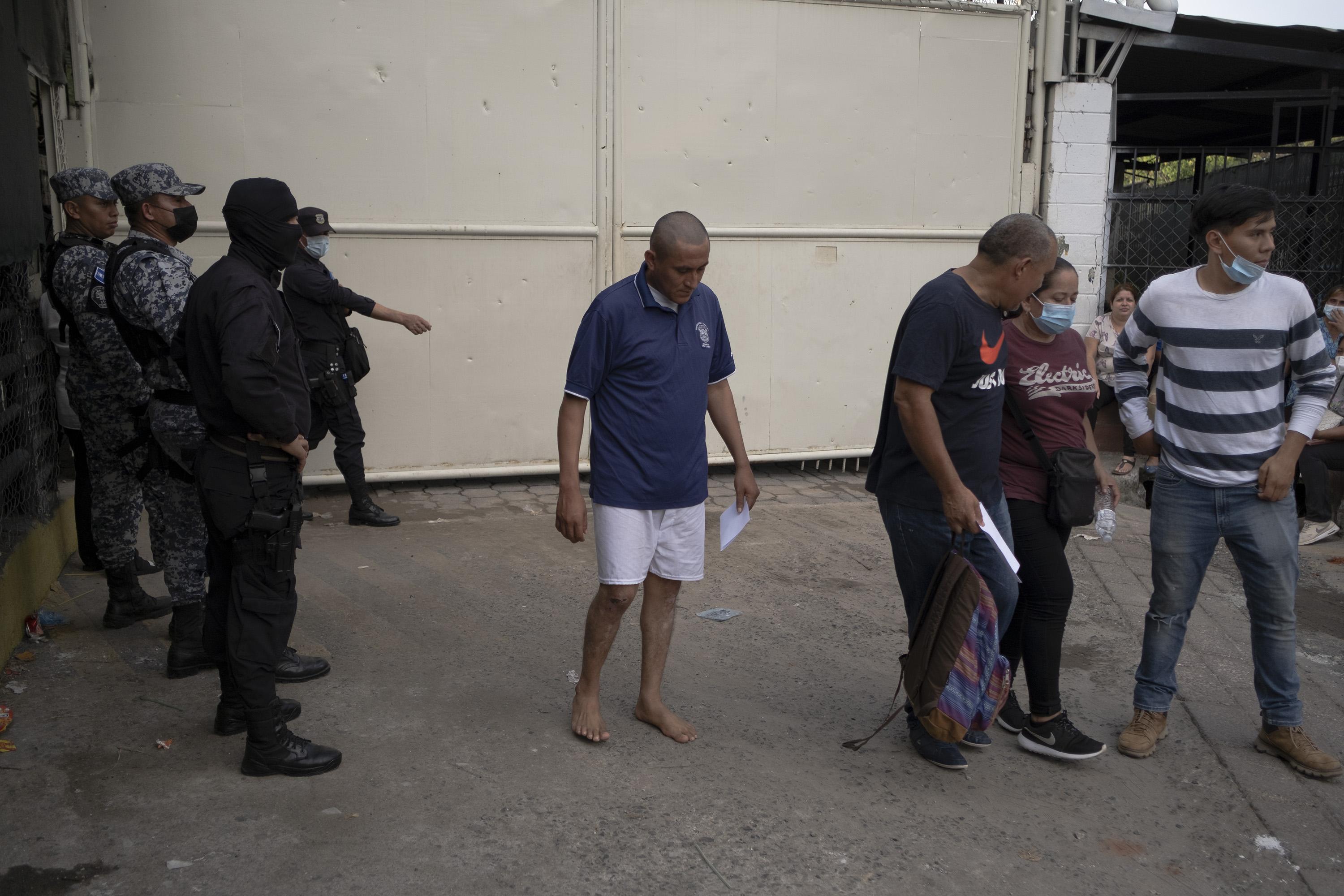 As an inmate is released from Mariona, his family claps outside. In many cases, due to the lack of information for families of the detained, nobody is present to greet those released from custody. Many families prefer to camp outside the prison facilities in the hopes that their relatives will be released into their care rather than relying on other families present in order to make their way back home. Photo Carlos Barrera