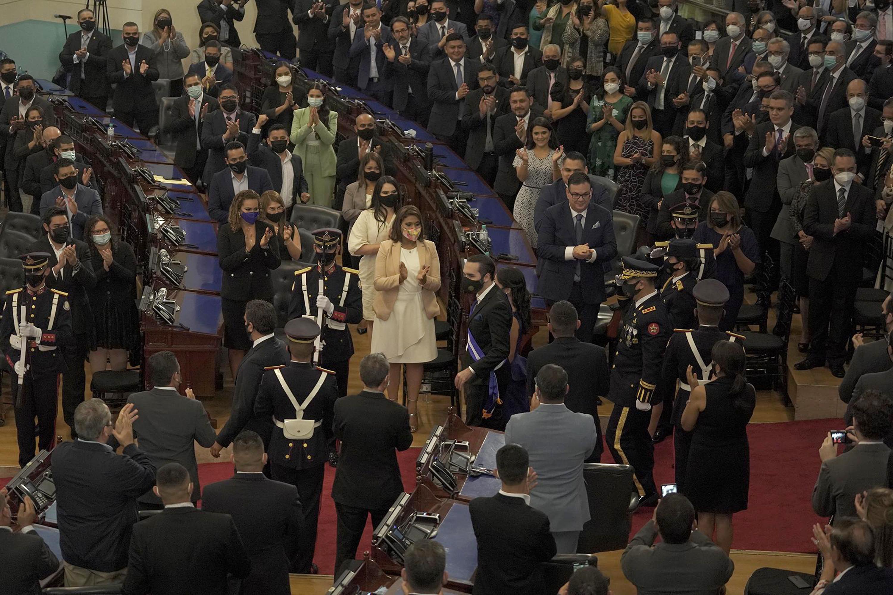 The Salvadoran Legislative Assembly greets President Nayib Bukele for his second state-of-the-union address on June 1, 2021. Photo: Víctor Peña/El Faro